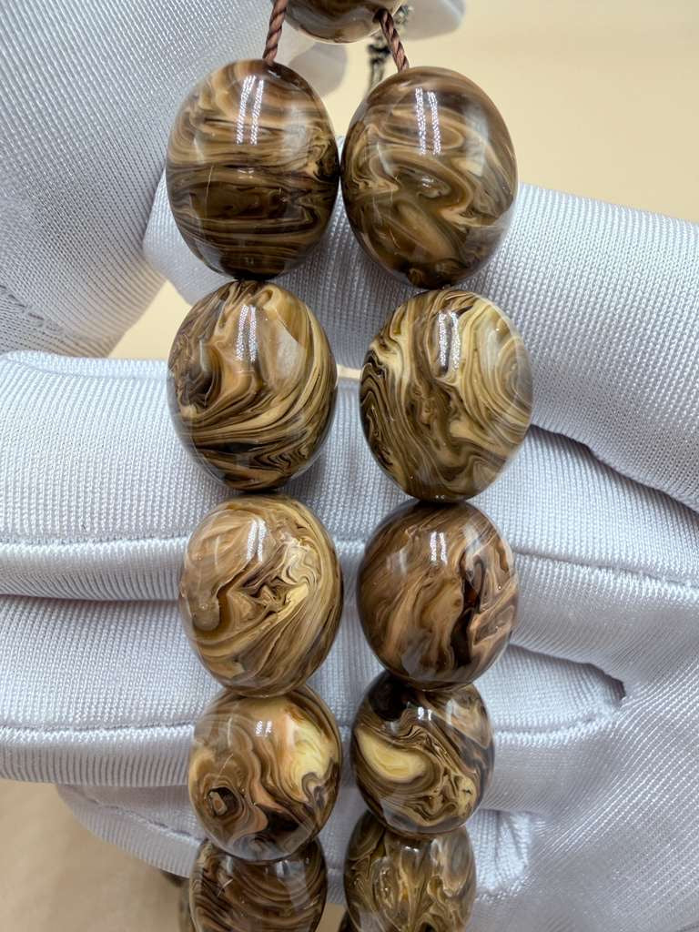 مسباح مسكي خام عصي (دبس وراشي) مع شرّابة فضة عيار ٥٠٠. Raw Musk Misbaha (Dibs & Wrashi sticks) with a 500 silver tassel.