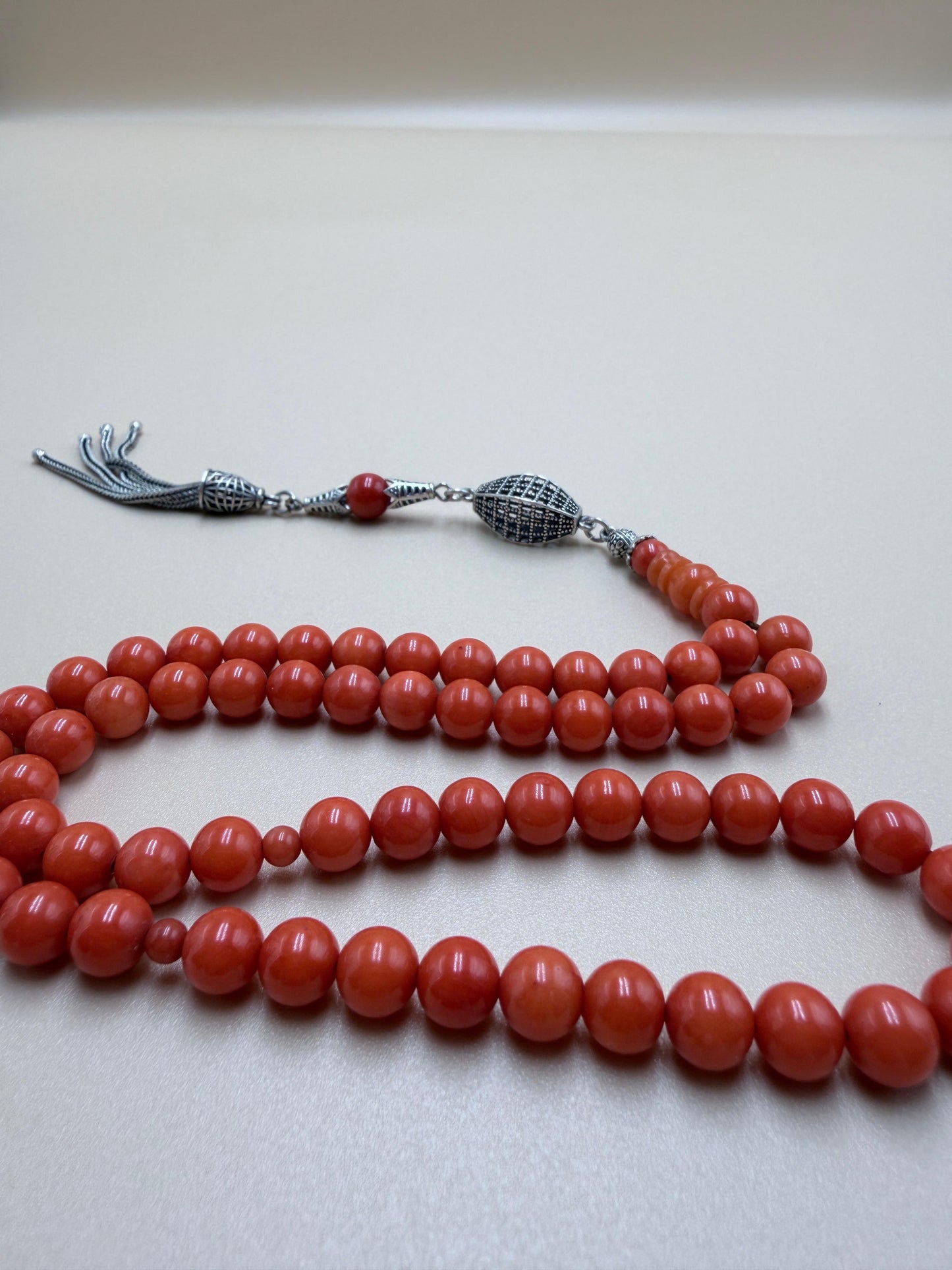 مسباح مرجان معالج بالليزر
مع شرّابة فضة عيار 925
Laser-treated Coral Misbaha
With 925 sterling silver tassel