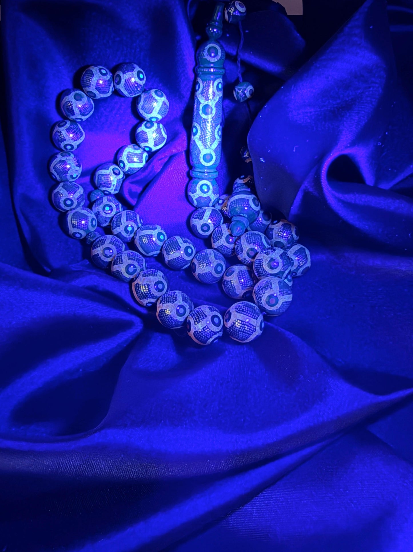 Antique Red Sea Coral
Inlaid with 925 sterling silver, featuring natural amber, coral, and turquoise. يسر بحر أحمر أنتيك
مطعّم بالفضّة الخالصة عيار 925، ومزيّن بأحجار الكهرمان الطبيعي، والمرجان، والفيروز