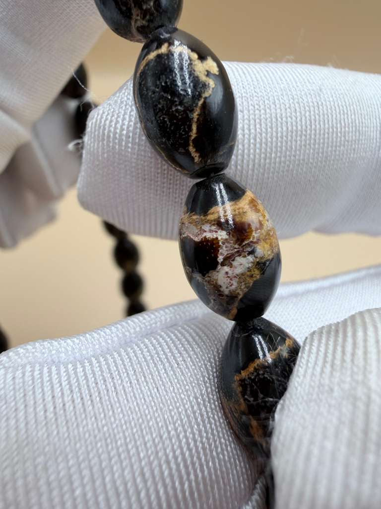 مسباح يسر بحر أحمر ساده، خامة مميّزة مع عروق فاير. Red Sea Coral Misbah, Plain Style, Premium Material with Fire Veins.