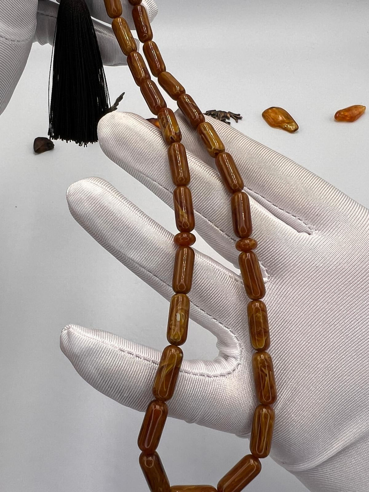 مسباح سندلوس قصة كبسولي، صنعة نظيفة ولمعته ثابتة.
Sandalwood tasbih with capsule-cut beads,.