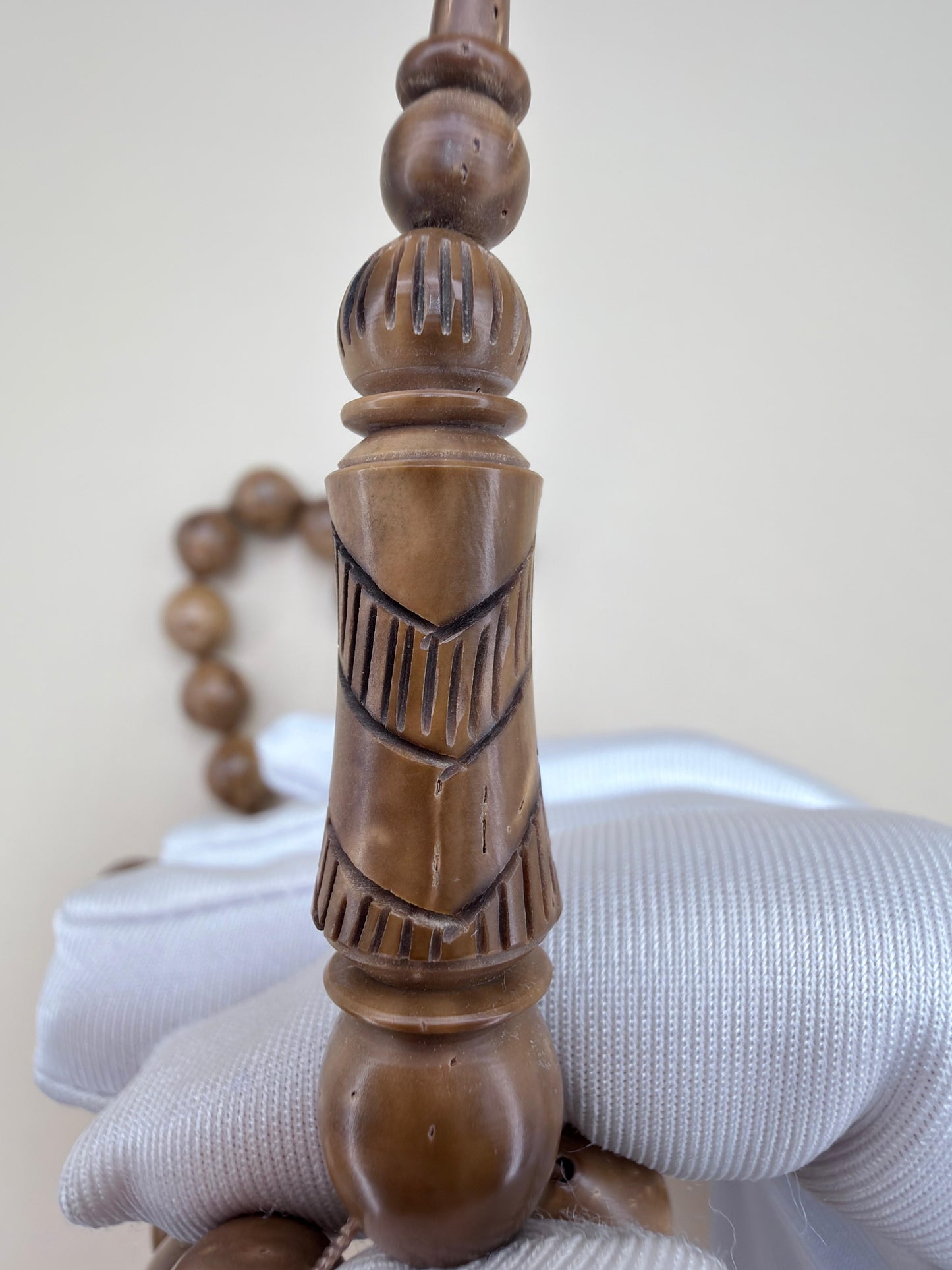 مسباح نارجيل (كوك) مع شاهد منحوت يدوياً 
Coconut (Koka) Misbaha with a hand-carved shahid bead, crafted with artistic detail.