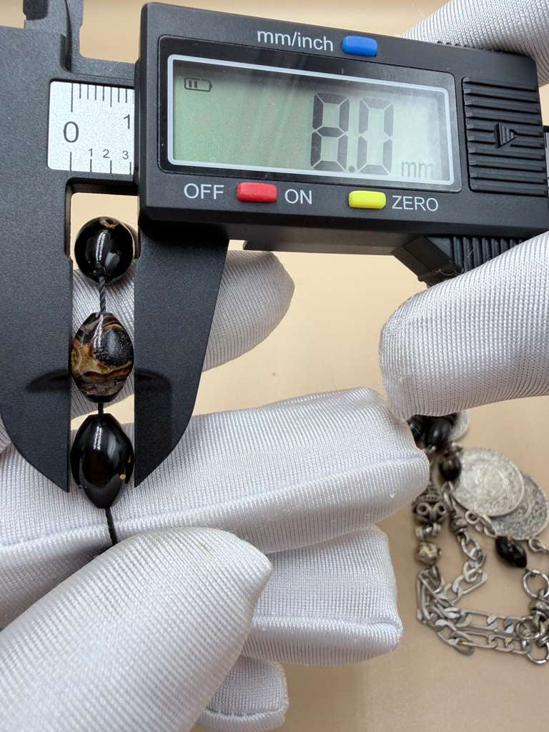 مسباح يسر بحر أحمر ساده، خامة مميّزة مع عروق فاير. Red Sea Coral Misbah, Plain Style, Premium Material with Fire Veins.