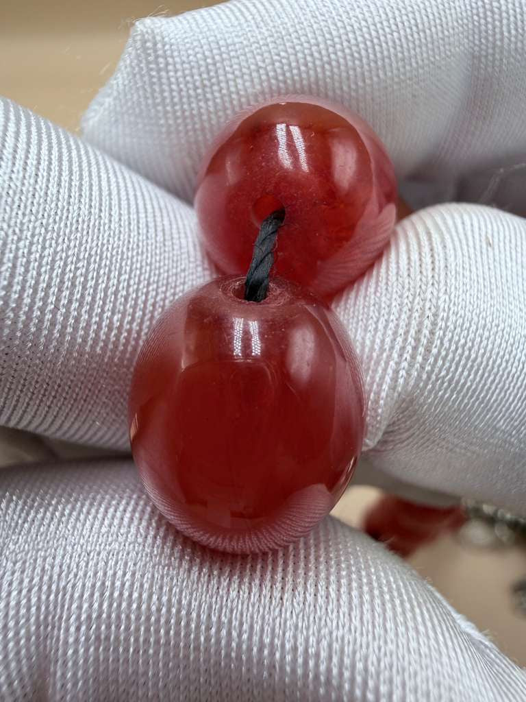 مسباح سندلوس خام من عصيان، مع شرابة فضة عيار 500 Raw Sandalus Misbaha (stick form), with 500-grade silver tassel,