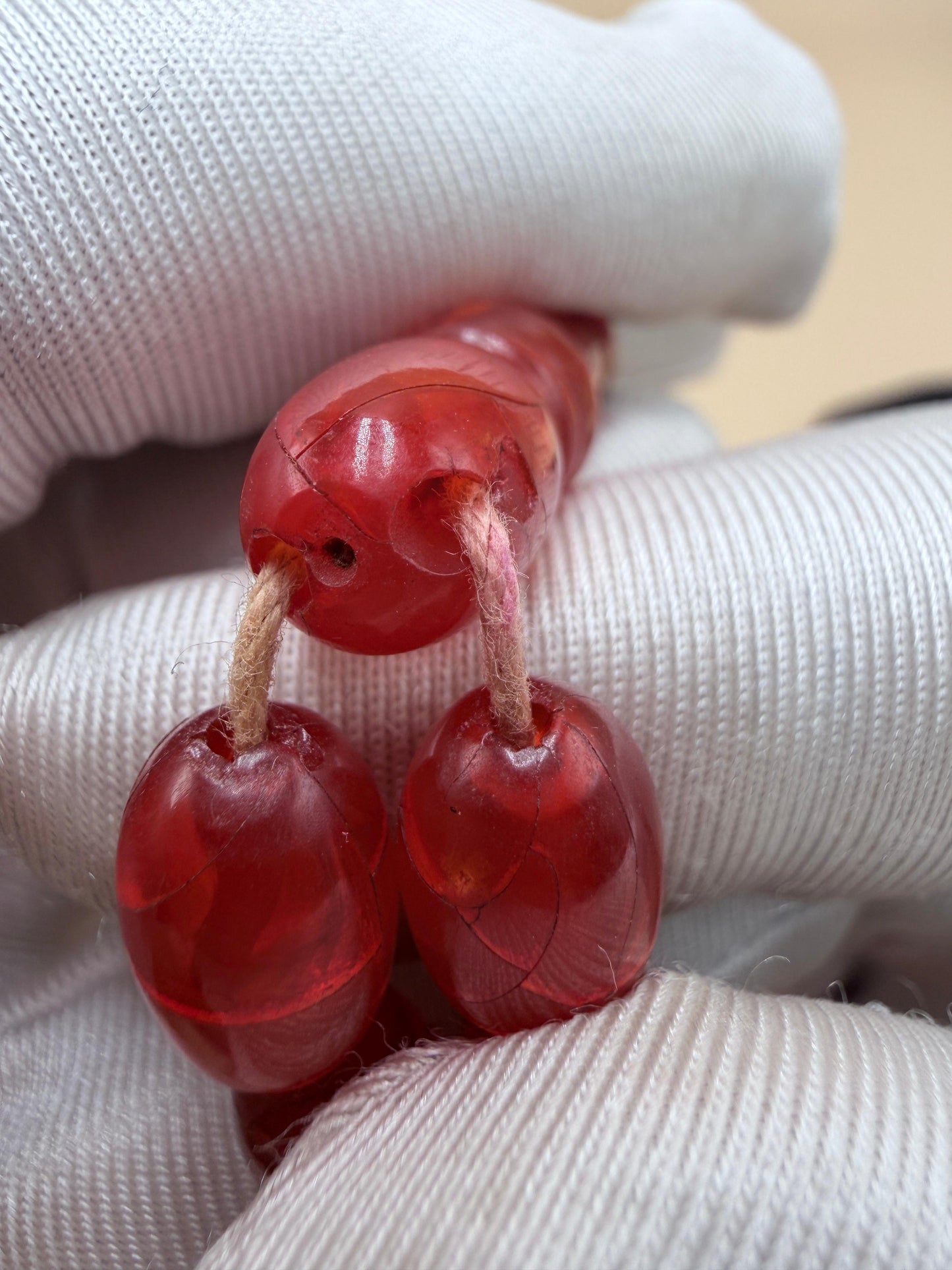 مسباح خام جيكي مكرك أنتيك، من خراطة شعبان الأب، عمر المسباح أكثر من 80 سنة.
Antique raw Jiki Makrak Misbah, by Shaban Al-Ab (master turner), over 80 years old.