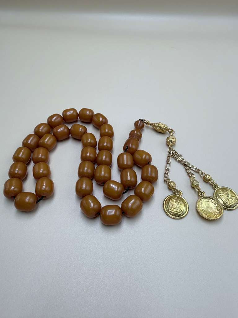 مسباح مسكي خام قديم، مع شرابة مطليّة ذهب 24K. Old Raw Musk Misbah with 24K Gold-Plated Tassel.
