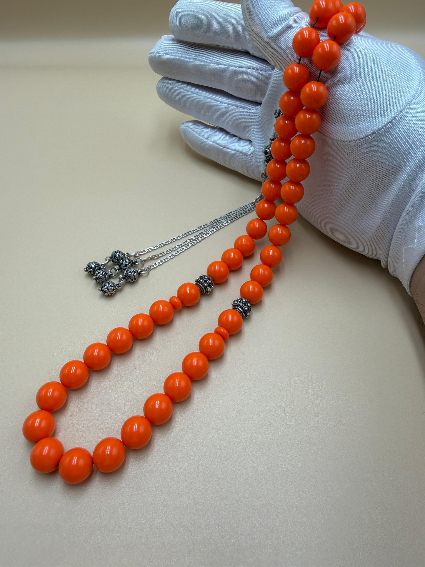 مسباح بولنك خام أنتيك، بخراطة جديدة، مع شرابة وفواصل فضة عيار 925. Antique Raw Bulnek Misbah with New Carving, Featuring Tassel and Spacers in 925 Silver.