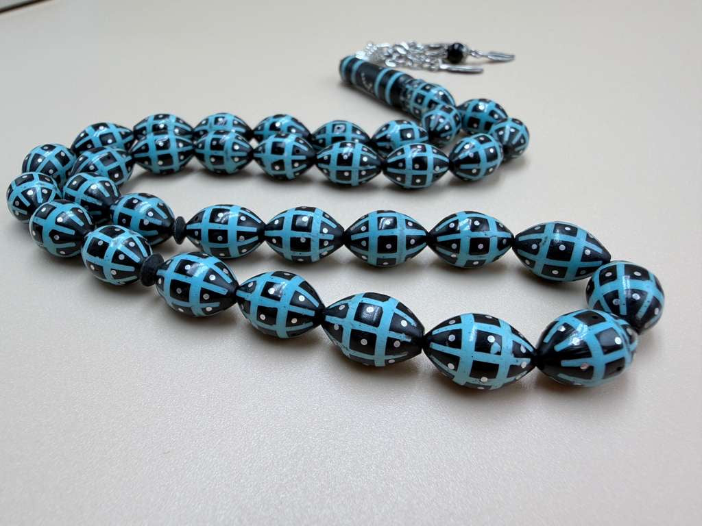 مسباح كوك، مطعّم قصدير وتراب حجر الفيروز.
Kuka Wood Misbah, Inlaid with Tin and Turquoise Stone Powder.