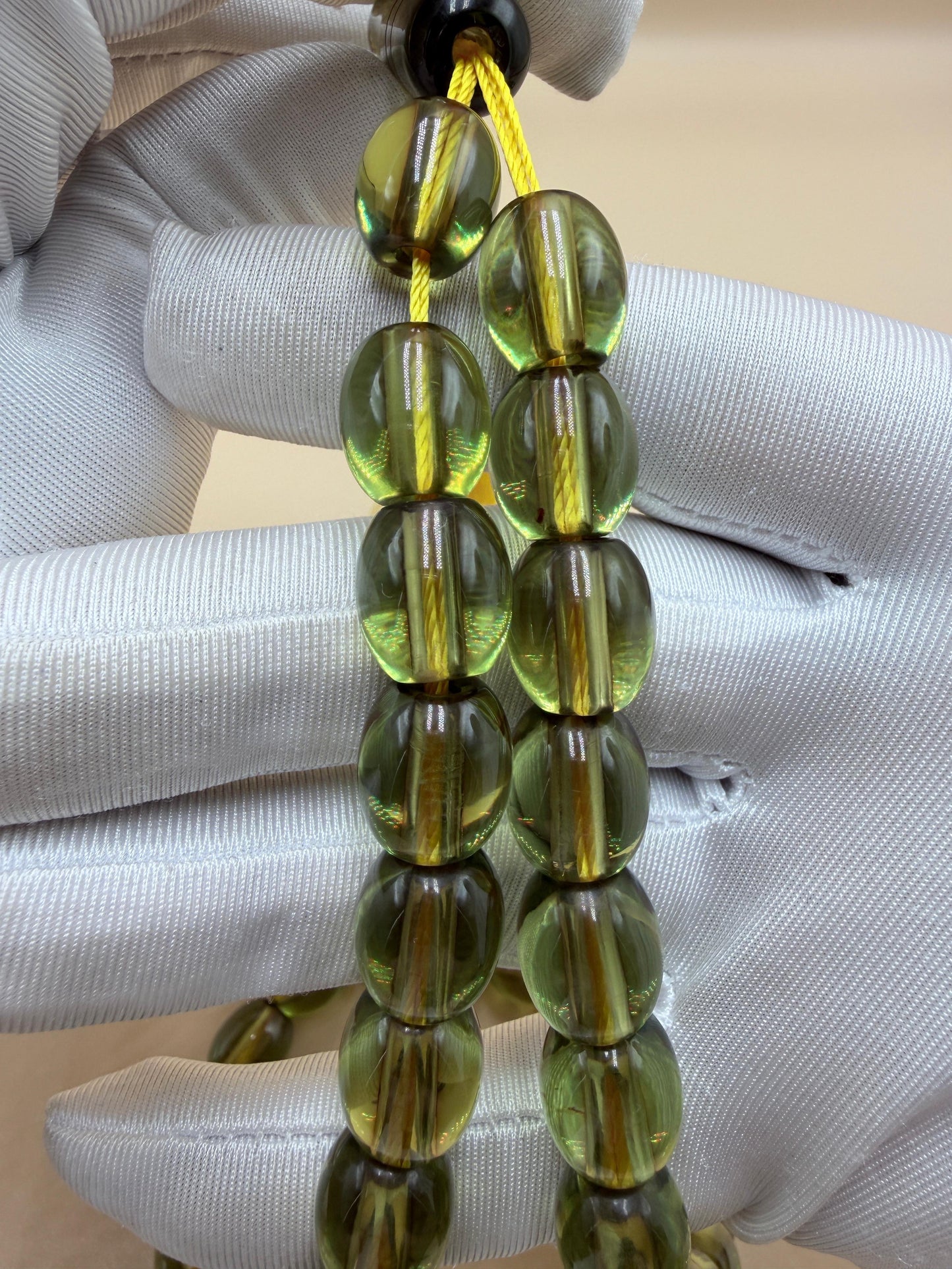 مسباح سندلوس شفاف أخضر — قطعة نوادر.
Misbah made of transparent green Sandalus — a rare piece.