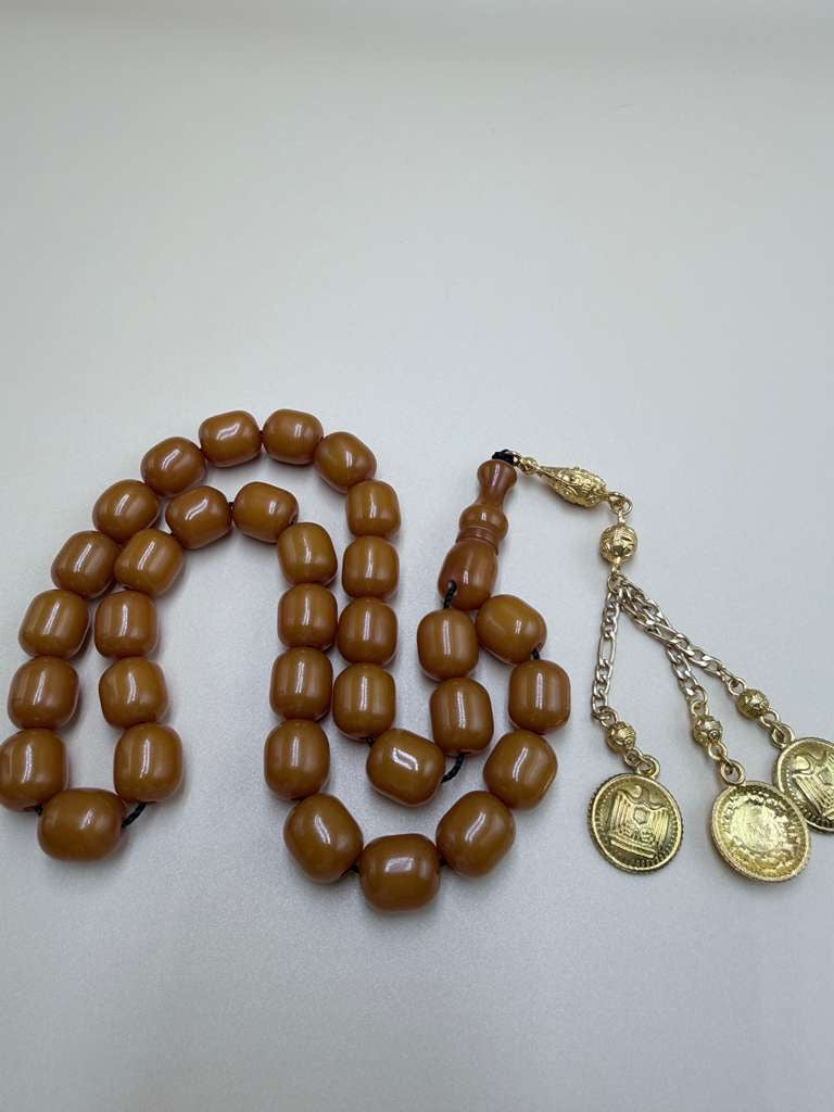 مسباح مسكي خام قديم، مع شرابة مطليّة ذهب 24K. Old Raw Musk Misbah with 24K Gold-Plated Tassel.