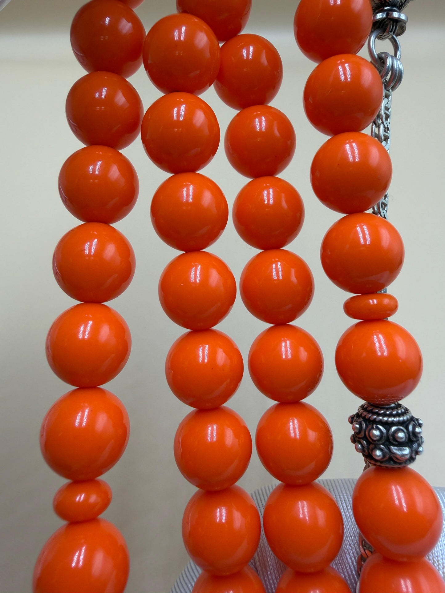 مسباح بولنك خام أنتيك، بخراطة جديدة، مع شرابة وفواصل فضة عيار 925. Antique Raw Bulnek Misbah with New Carving, Featuring Tassel and Spacers in 925 Silver.