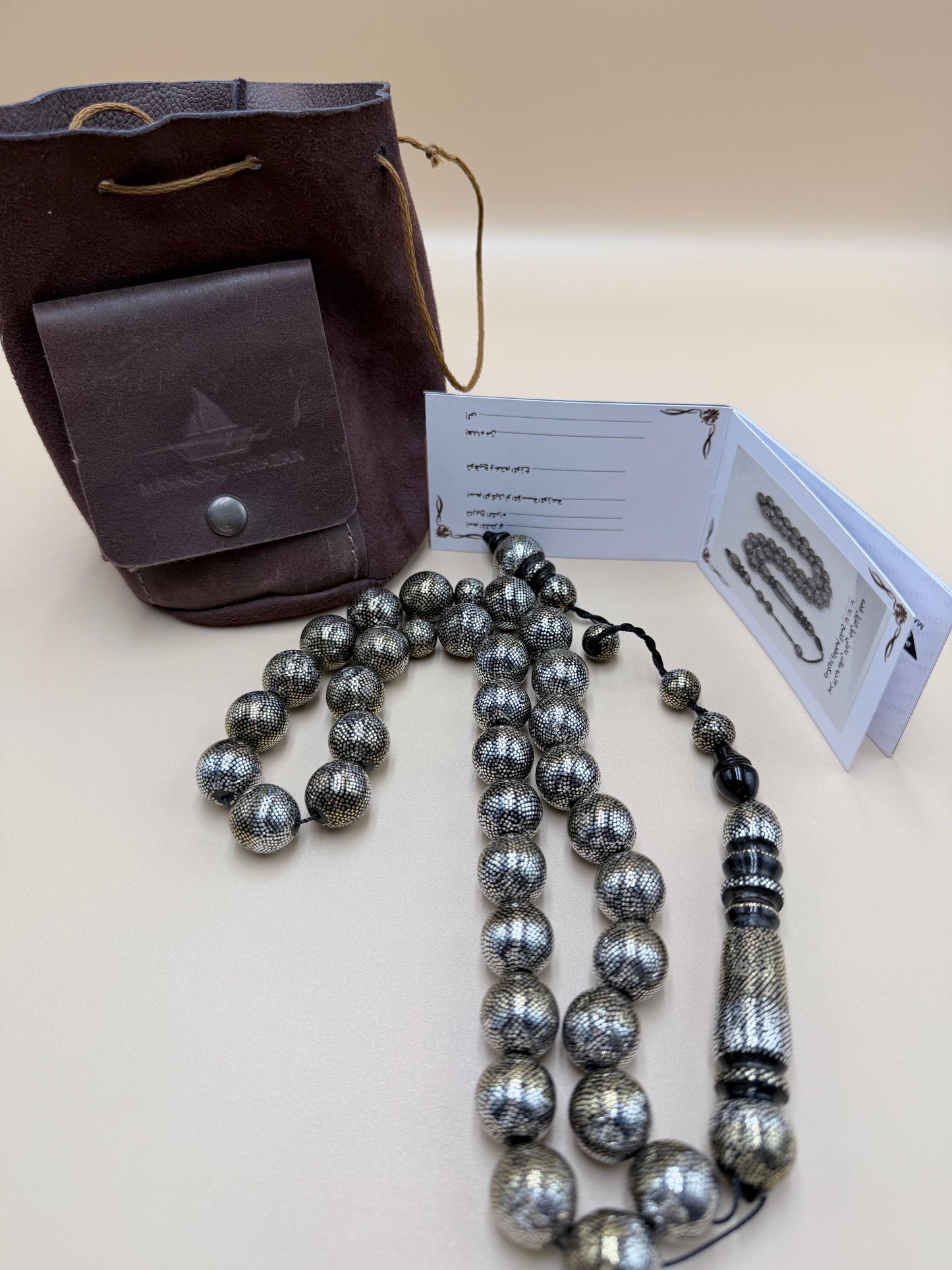 مسباح محمود طرزان – يسر بحر أحمر بتطعيم فضّة وسكروم، إصدار الشبح.
Mahmoud Tarzan rosary – Red Sea Yusr, inlaid with silver and scrom, Phantom edition.