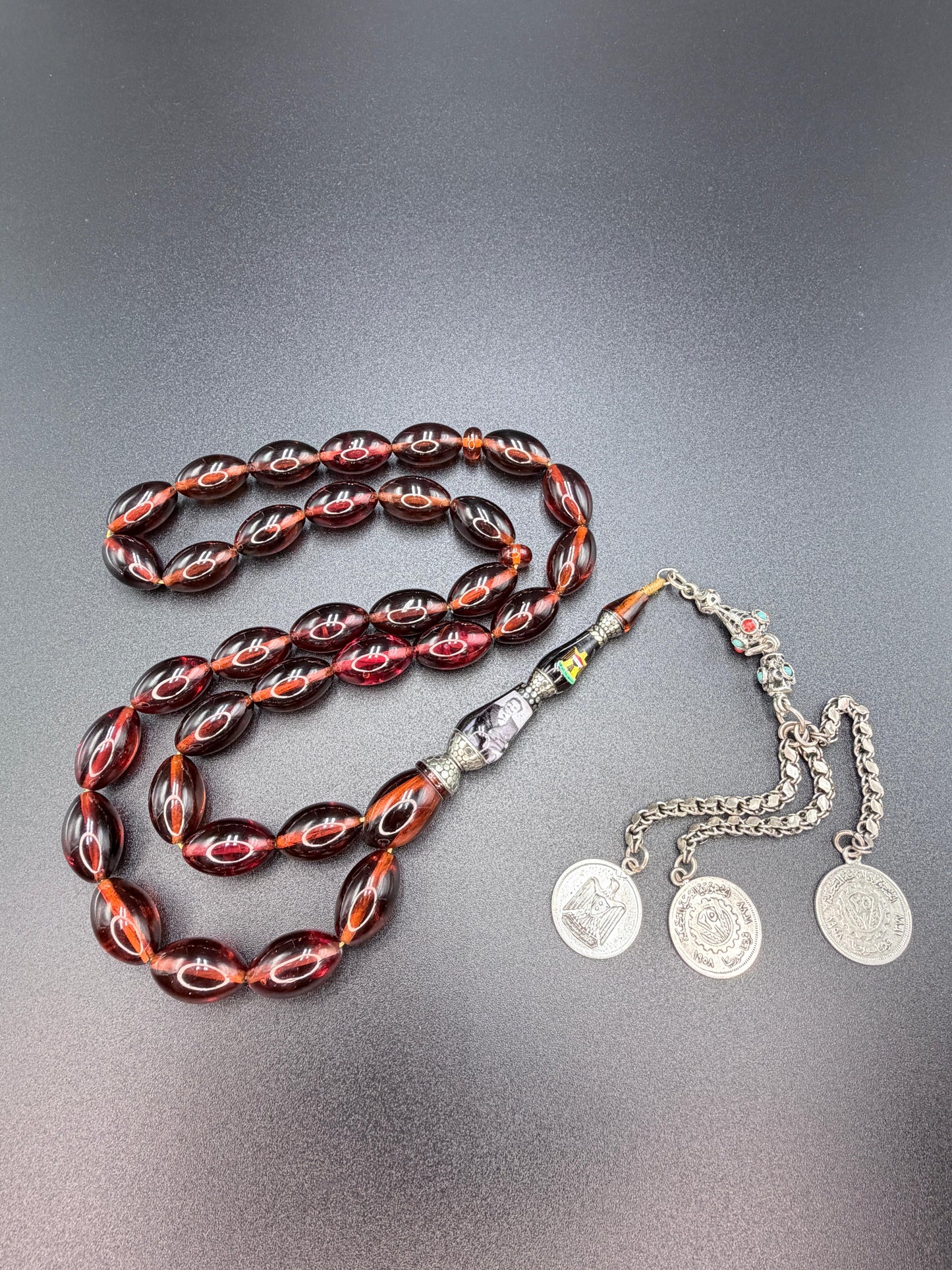 Jumbo-size Tertrok Misbaha featuring the president’s image and the national anthem, paired with a 500-grade silver tassel.
مسباح ترتروك حجم جامبو يحمل صورة الرئيس والسلام الجمهوري، مزوّد بشرّابة فضّة عيار 500.