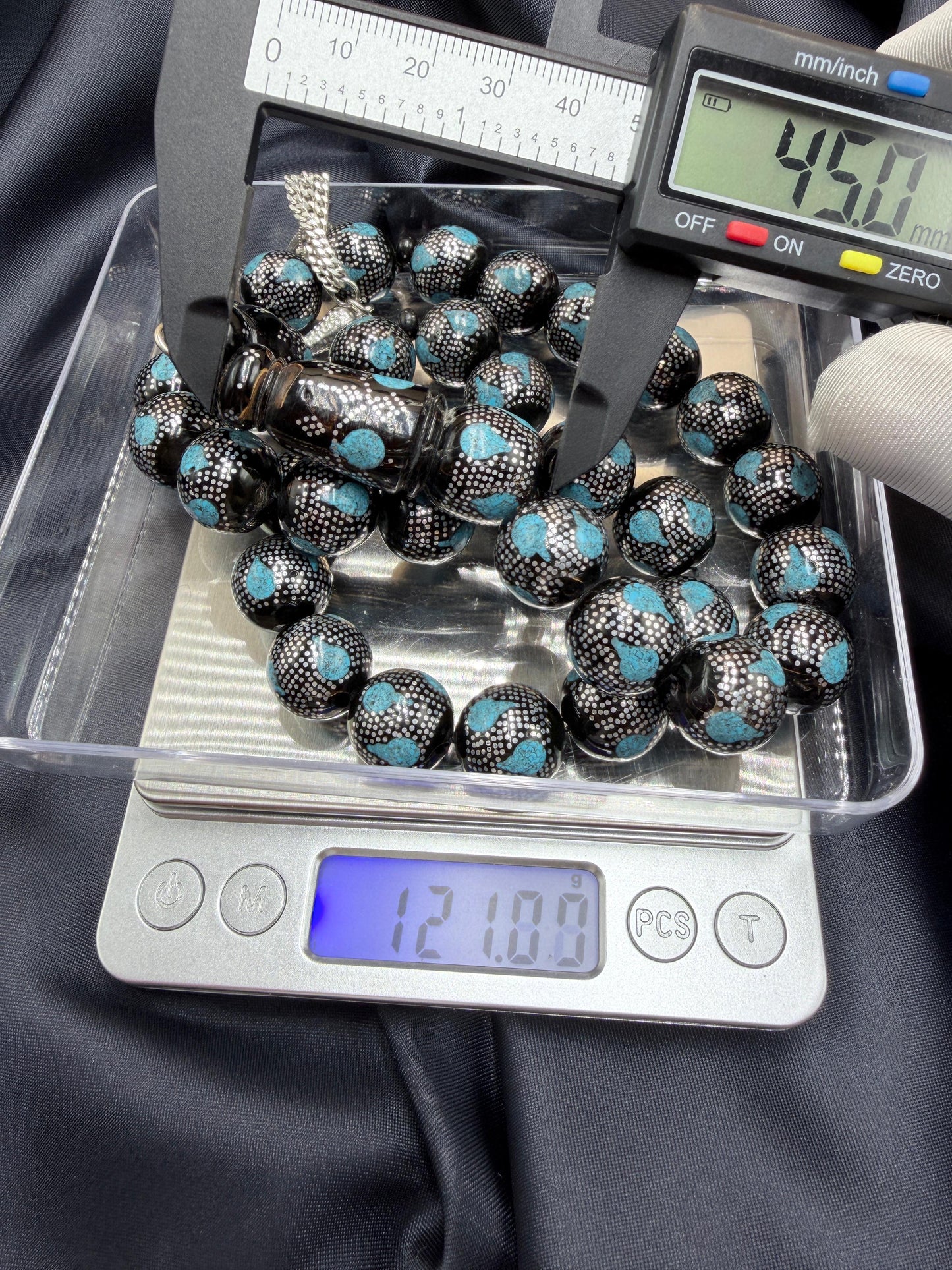 يسر بحر أحمر بتطعيم فضّة خالصة عيار 925، مع فيروز طبيعي، ومرفق بـ شرابة فضّة 925.
Red Sea Yusr inlaid with 925 sterling silver, featuring natural turquoise, completed with a 925 sterling silver tassel.