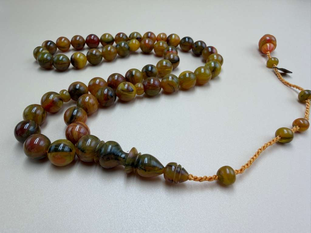 مسباح مسكي مميز، بخراطة مجد، عدد 45 خرزة.
Distinctive Musk Misbah with Majd Carving, 45 Beads.
