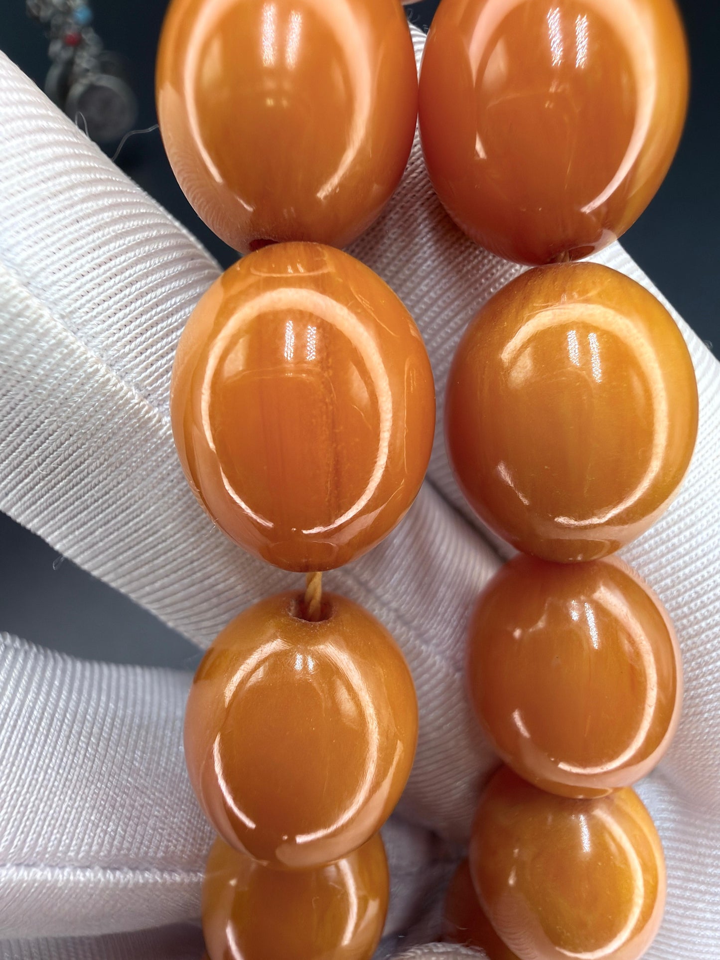 Unique musk Misbaha featuring the image of Saddam Hussein and the Iraqi national anthem, paired with a 500-grade silver tassel. مسباح مسكي مميّز يحمل صورة صدام حسين والسلام الجمهوري، مرفق بشرّابة فضّة عيار 500