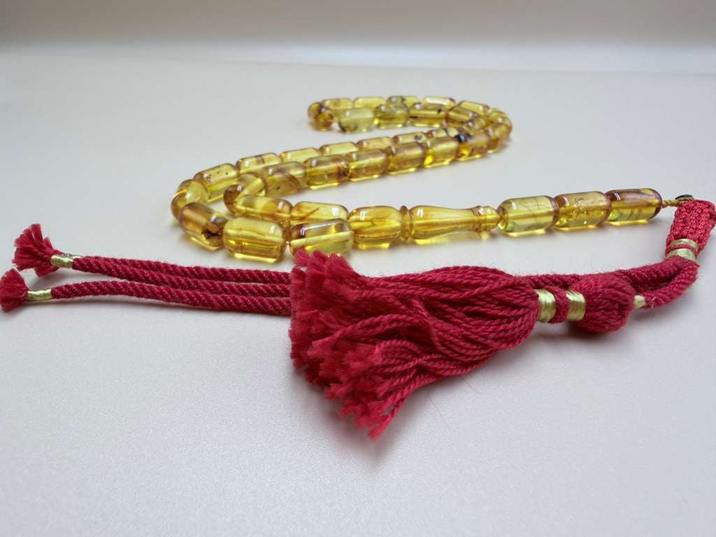 مسباح كهرمان شفاف، قليل الشوائب، مع 3 حبات زيادة  Transparent Amber Misbah, Low Inclusions, with 3 Extra Beads.