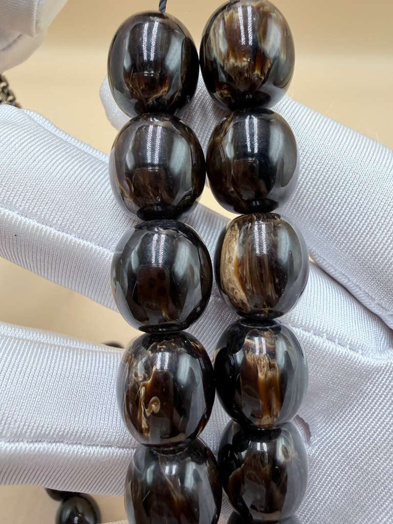 مسباح مسكي خام بولندي، بخراطة جديدة، مع شرابة فضة 500.Polish Raw Musk Misbah with New Carving, Featuring 500 Silver Tassel.