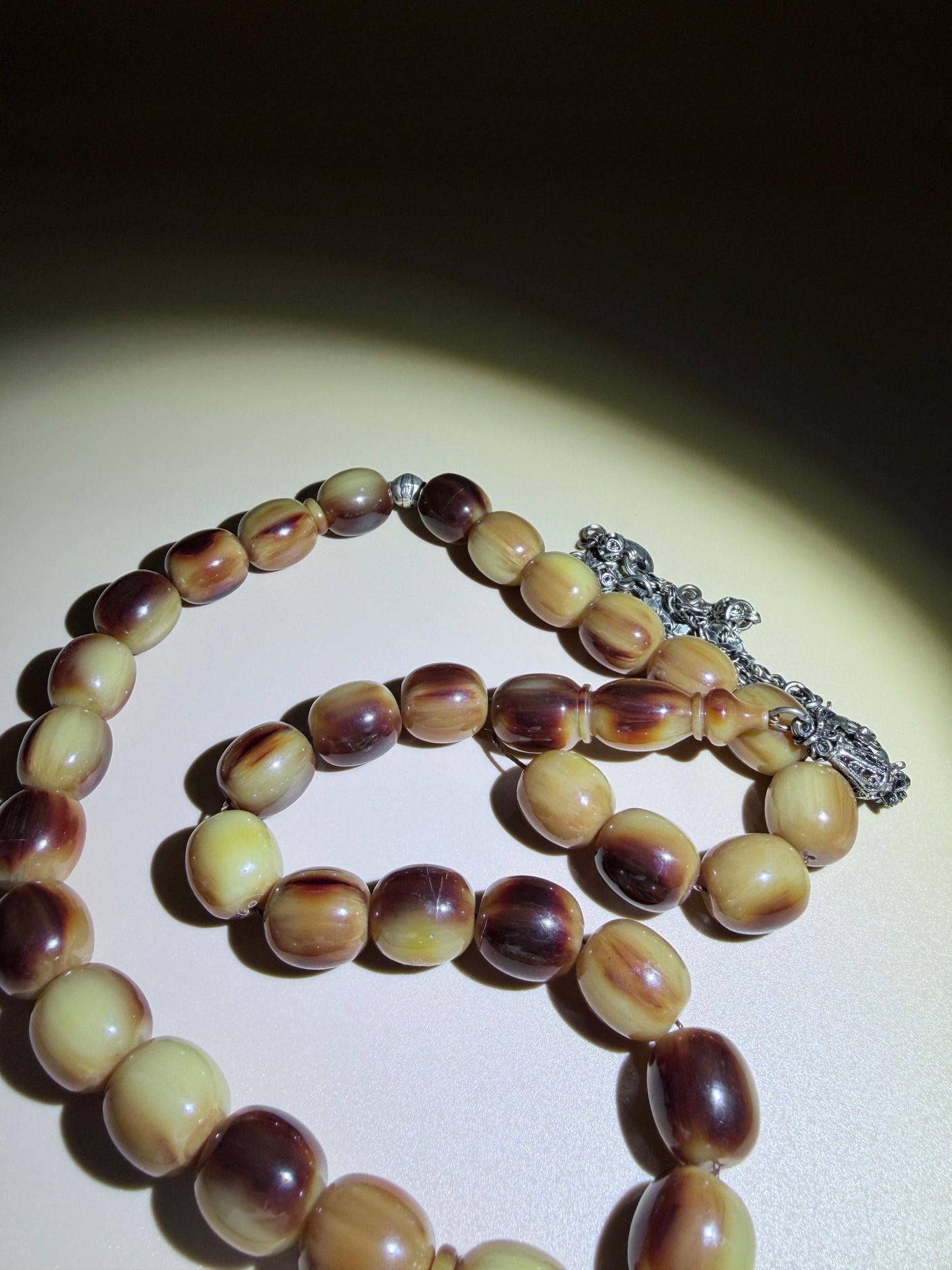 مسباح سندلوس خام عصيان مع شرّابة فضة عيار ٥٠٠. Raw Sandalwood Misbaha with natural stick beads, finished with a 500 silver tassel.