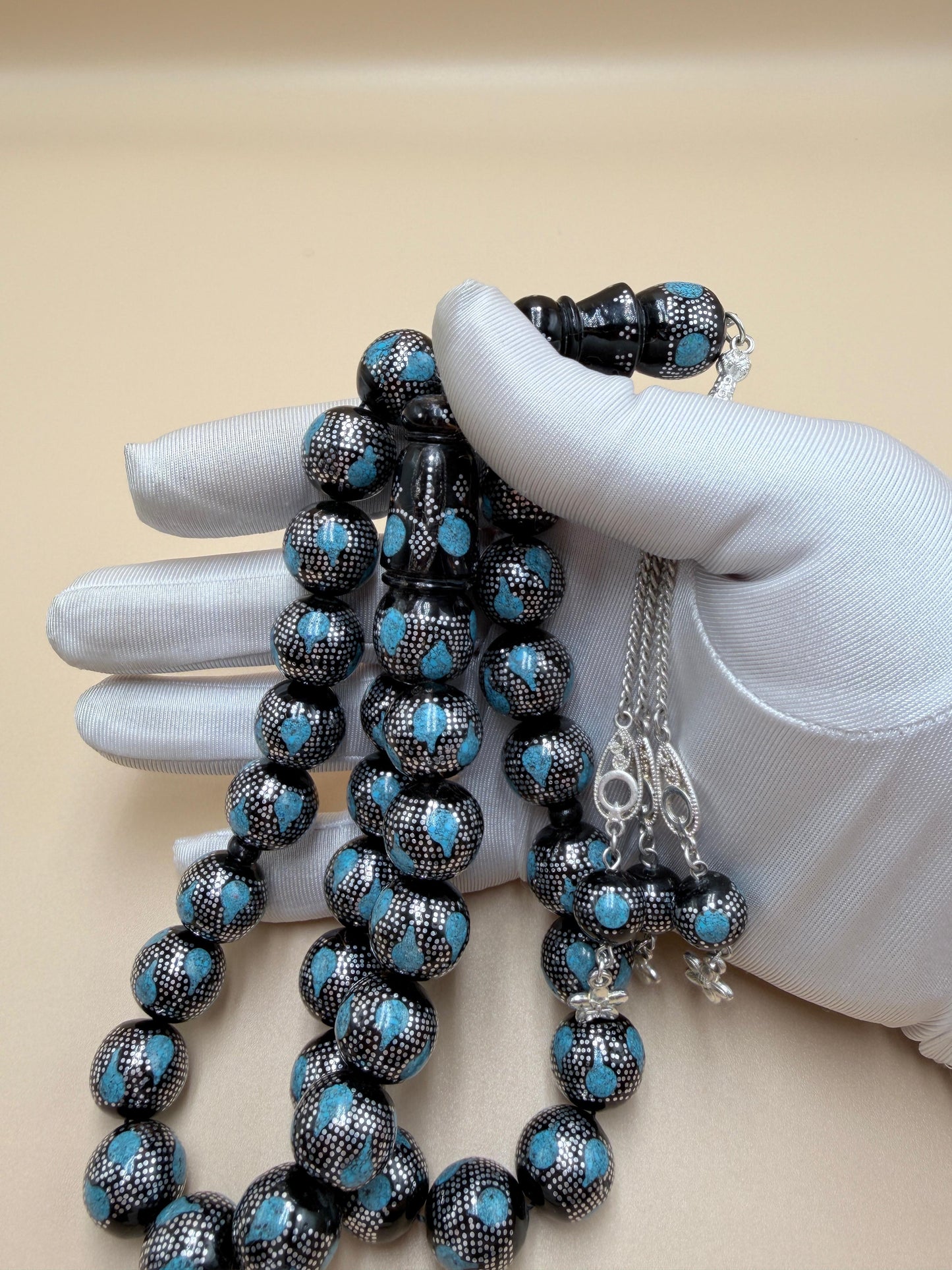 يسر بحر أحمر بتطعيم فضّة خالصة عيار 925، مع فيروز طبيعي، ومرفق بـ شرابة فضّة 925.
Red Sea Yusr inlaid with 925 sterling silver, featuring natural turquoise, completed with a 925 sterling silver tassel.