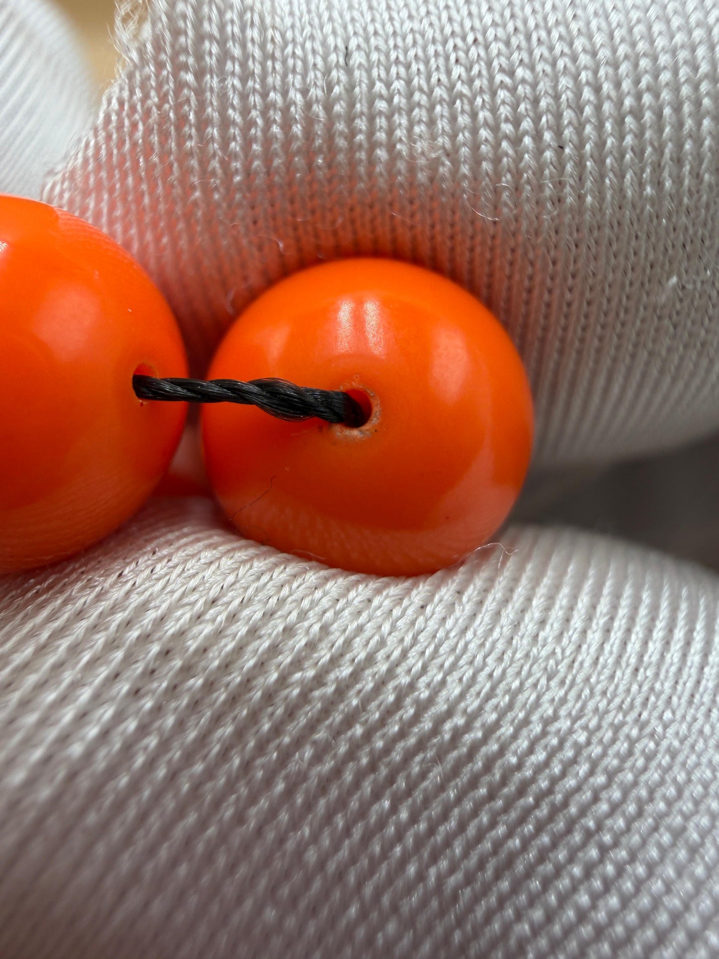 مسباح بولنك خام أنتيك، بخراطة جديدة، مع شرابة وفواصل فضة عيار 925. Antique Raw Bulnek Misbah with New Carving, Featuring Tassel and Spacers in 925 Silver.