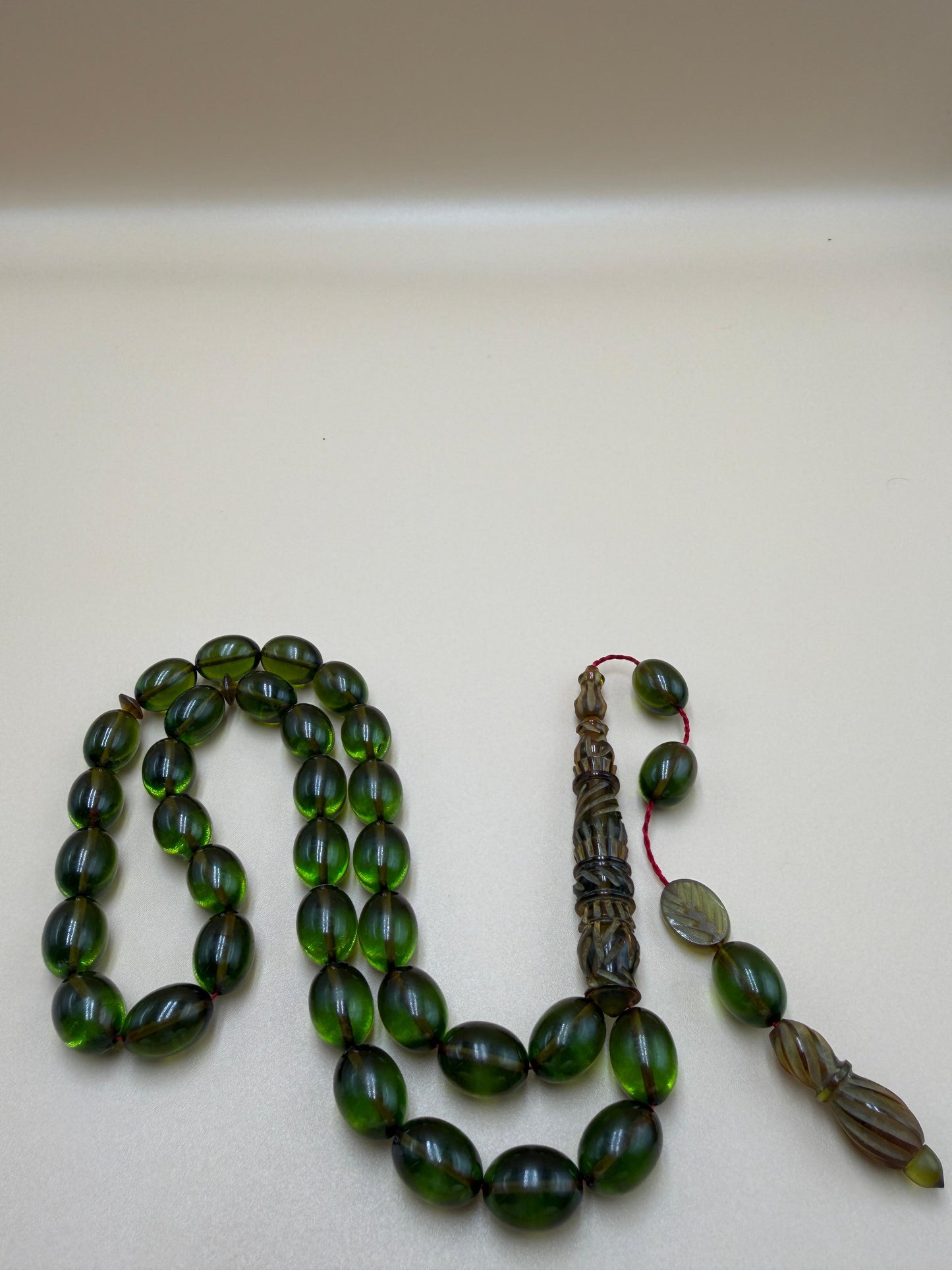 مسباح سندلوس شفاف نفطي، مع شاهد مميّز منقوش. Transparent Oily Sandalwood Misbah with a Distinctively Engraved Marker.