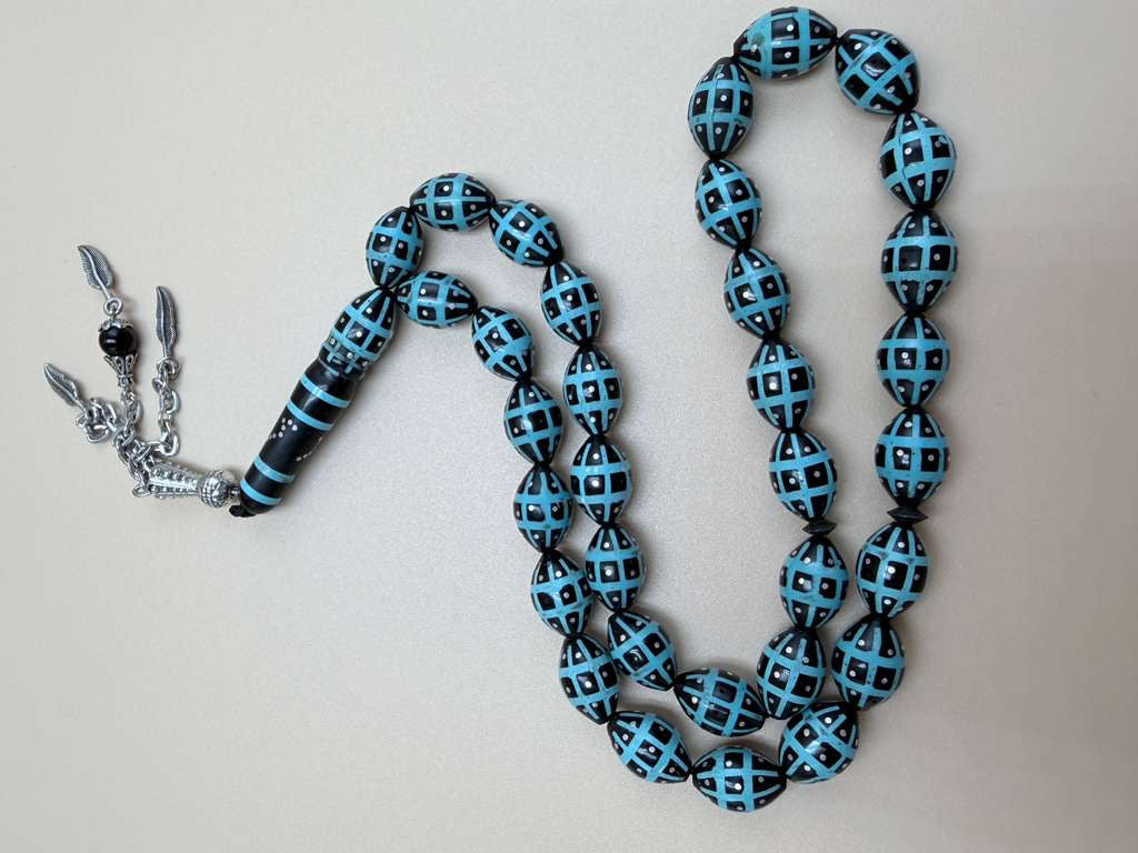 مسباح كوك، مطعّم قصدير وتراب حجر الفيروز.
Kuka Wood Misbah, Inlaid with Tin and Turquoise Stone Powder.