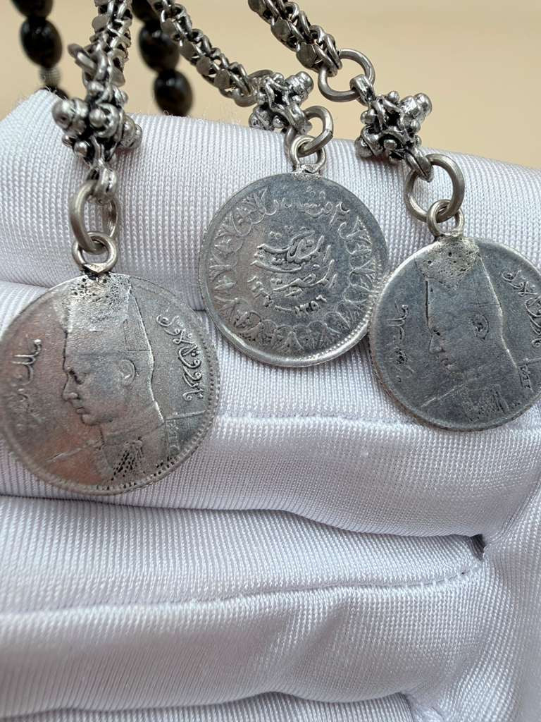 مسباح مسكي خام بولندي، بخراطة جديدة، مع شرابة فضة 500.Polish Raw Musk Misbah with New Carving, Featuring 500 Silver Tassel.