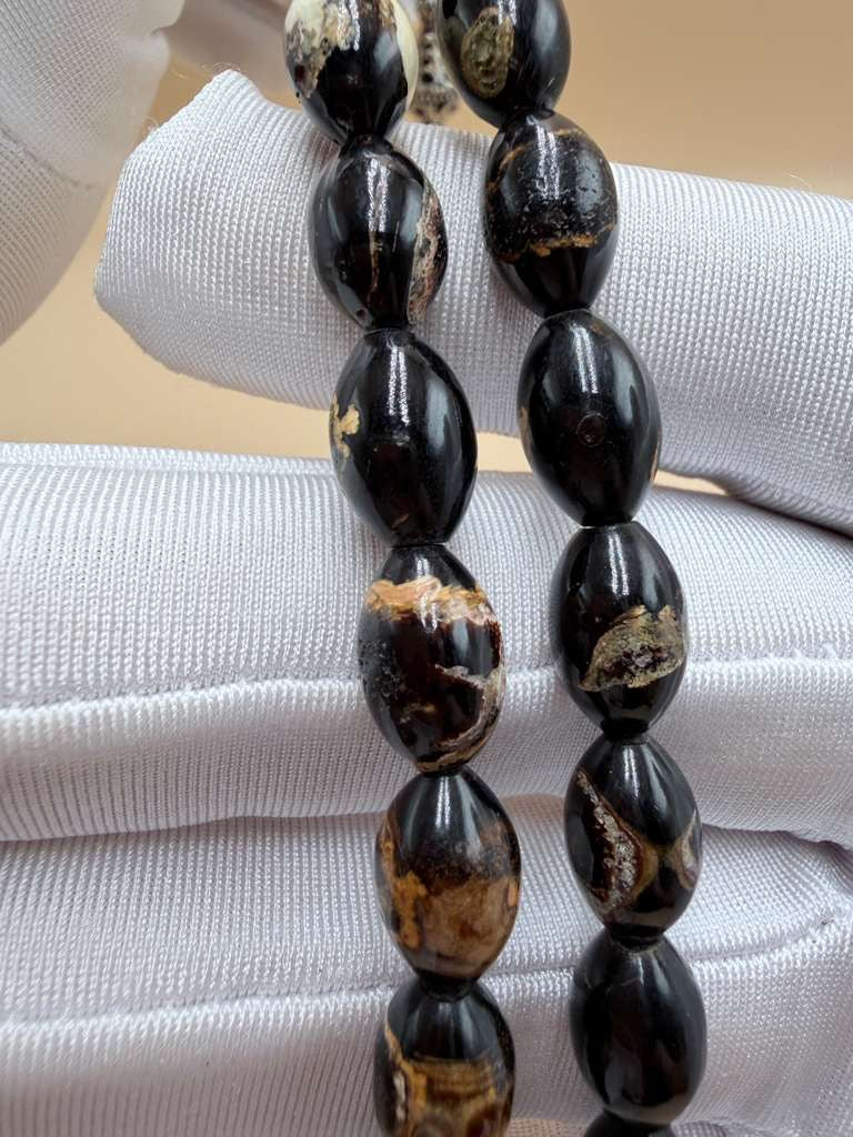 مسباح يسر بحر أحمر ساده، خامة مميّزة مع عروق فاير. Red Sea Coral Misbah, Plain Style, Premium Material with Fire Veins.