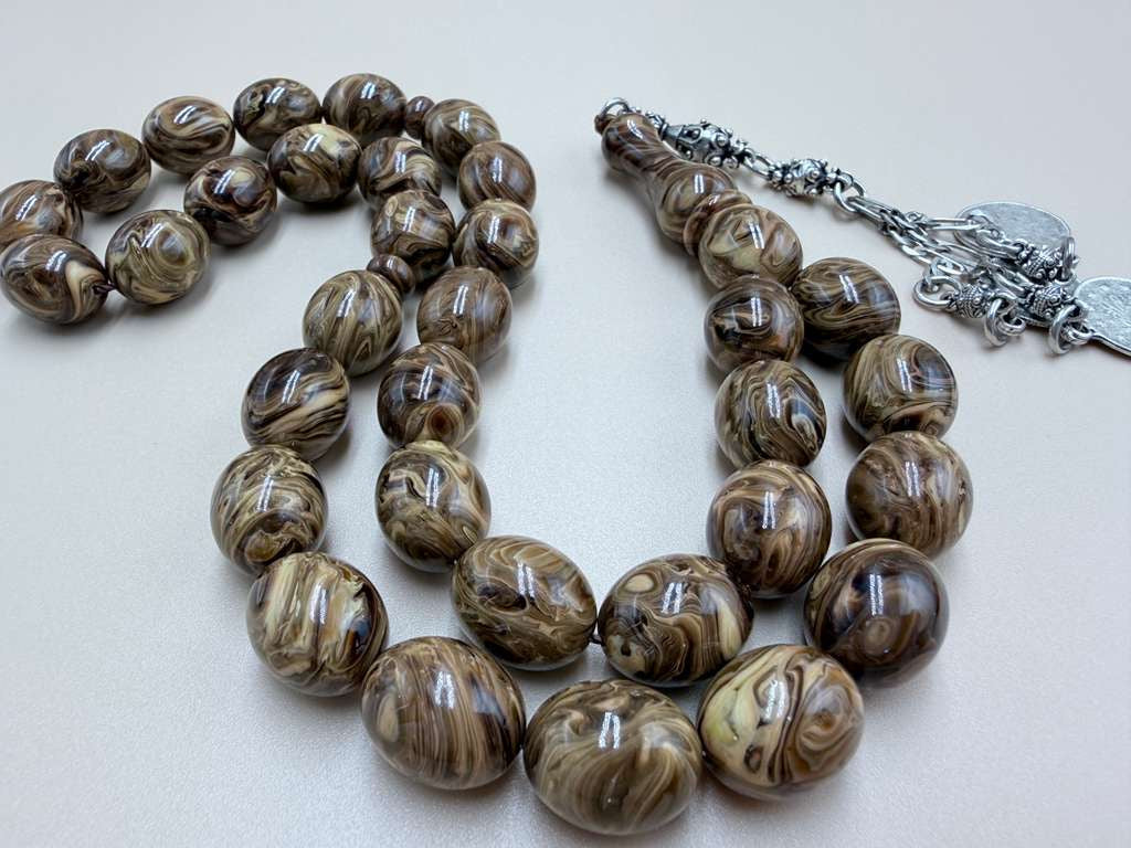 مسباح مسكي خام عصي (دبس وراشي) مع شرّابة فضة عيار ٥٠٠. Raw Musk Misbaha (Dibs & Wrashi sticks) with a 500 silver tassel.