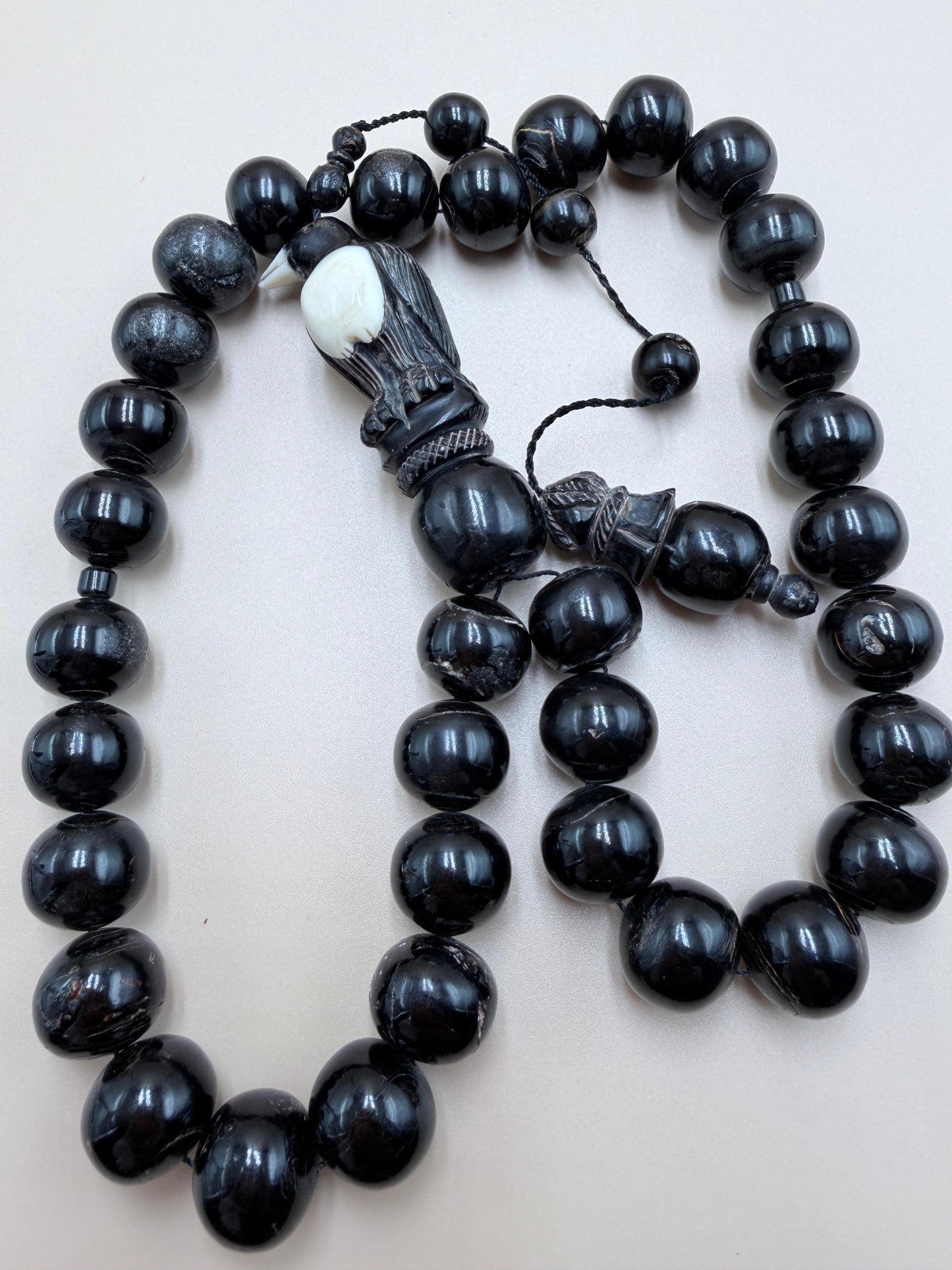 يسر بحر أحمر ساده
أنتيك قديم – حجم جامبو
مع شاهد مطعّم بالعاج
Plain Red Sea Yusr
Antique –