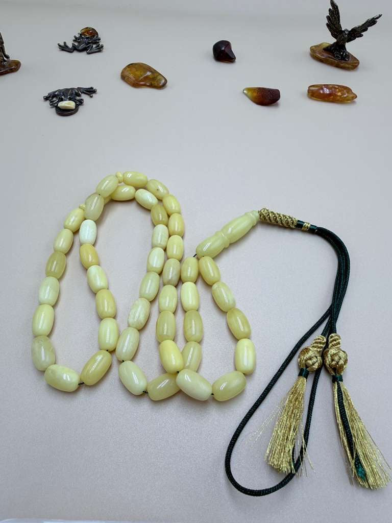 مسباح كهرمان بلطيقي قديم.
Old Baltic Amber Misbaha.