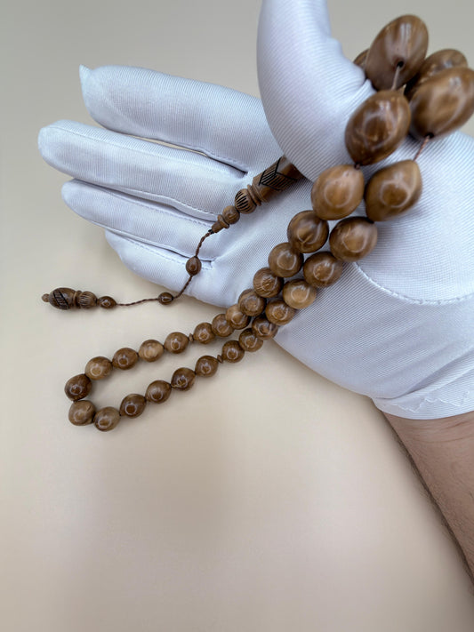 مسباح نارجيل (كوك) مع شاهد منحوت يدوياً 
Coconut (Koka) Misbaha with a hand-carved shahid bead, crafted with artistic detail.