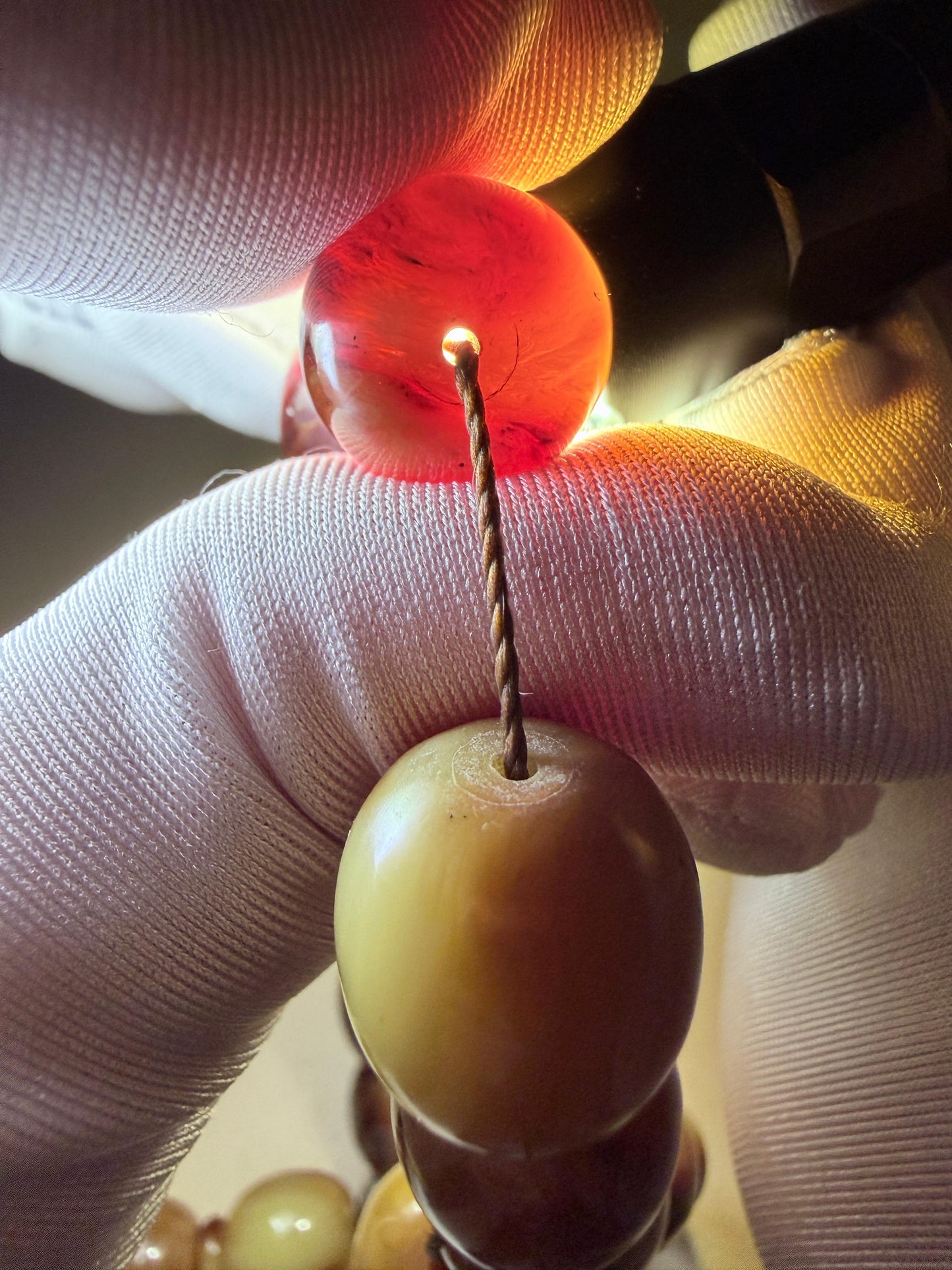 مسباح سندلوس خام عصيان مع شرّابة فضة عيار ٥٠٠. Raw Sandalwood Misbaha with natural stick beads, finished with a 500 silver tassel.