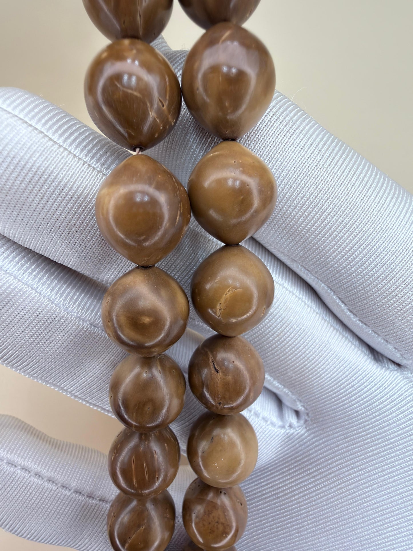 مسباح نارجيل (كوك) مع شاهد منحوت يدوياً 
Coconut (Koka) Misbaha with a hand-carved shahid bead, crafted with artistic detail.