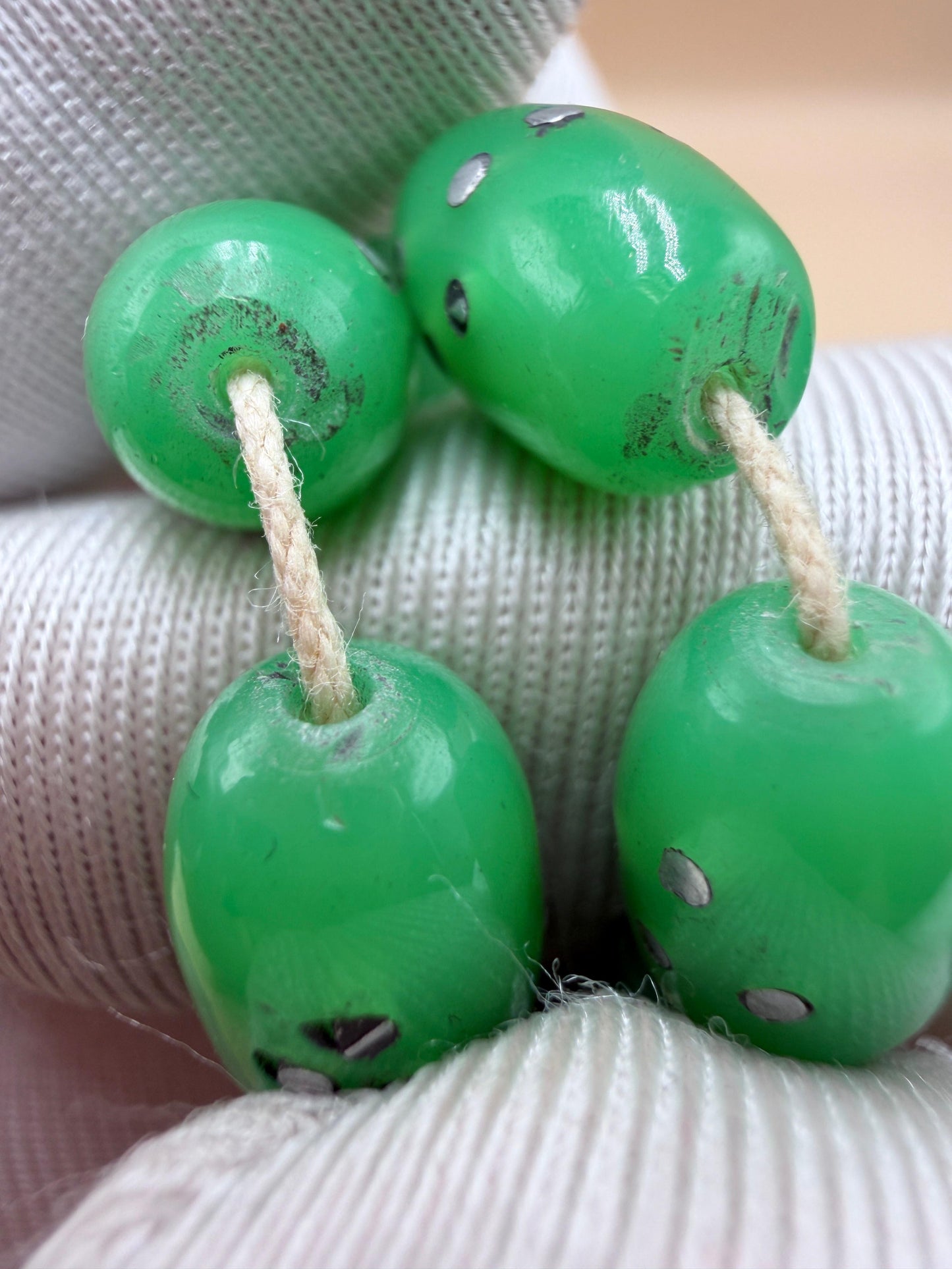 مسباح أنتيك الخام چيكي، من خراطة شعبان الأب، عمر المسباح أكثر من 80 سنة.

Antique Raw Jiki Misbah, by Shaban Al-Ab (master turner), over 80 years old.