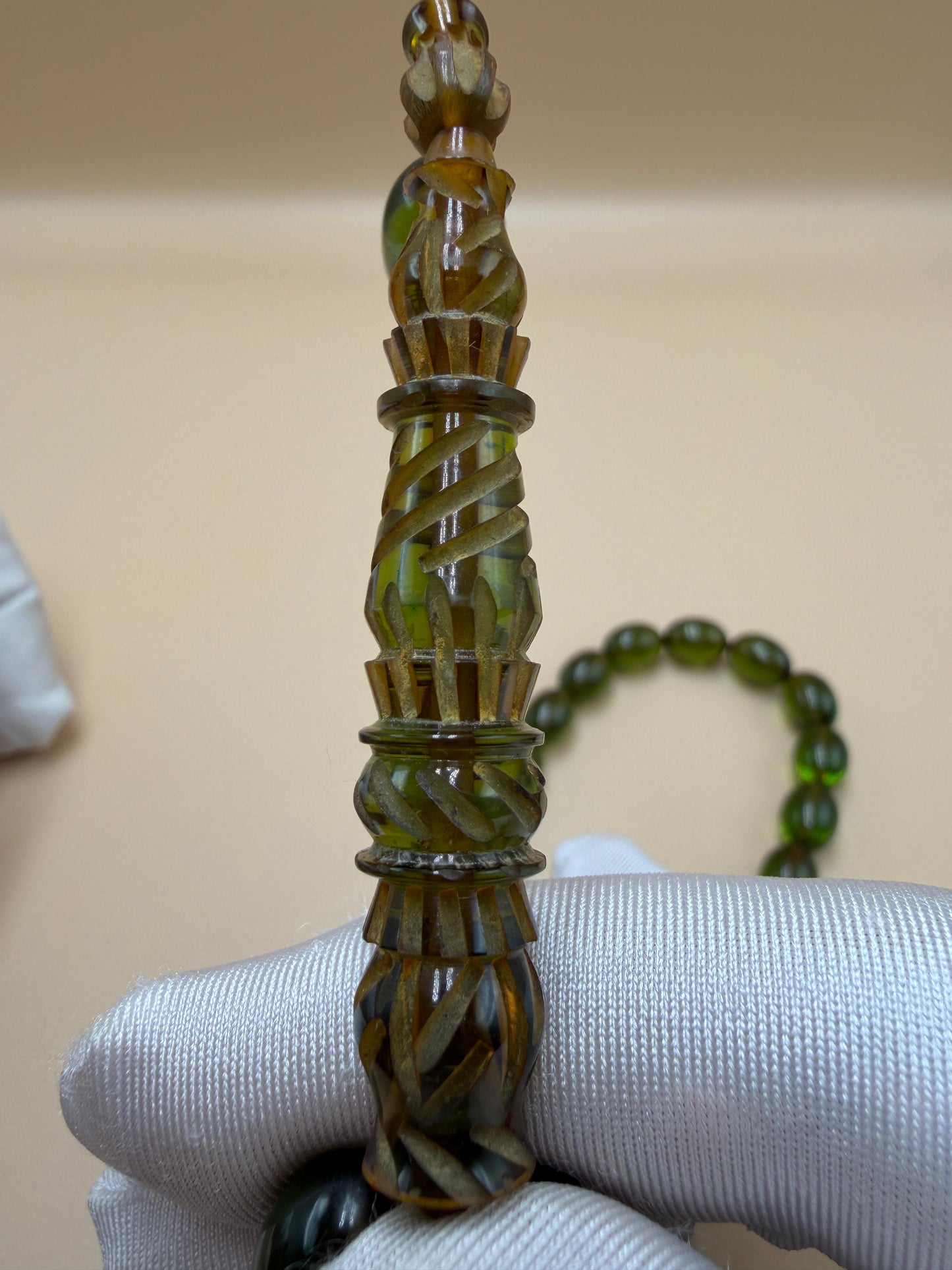 مسباح سندلوس شفاف نفطي، مع شاهد مميّز منقوش. Transparent Oily Sandalwood Misbah with a Distinctively Engraved Marker.