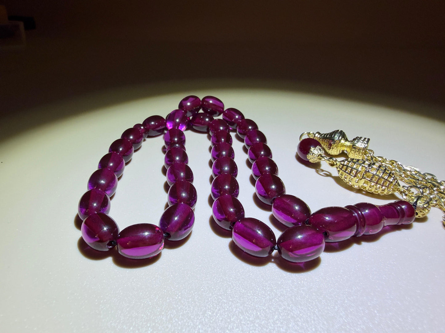 مسباح سندلوس كفّيه مع شرّابة مطلية ذهب
Sandaloos Misbaha (Kaffiyeh style)
With gold-plated tassel