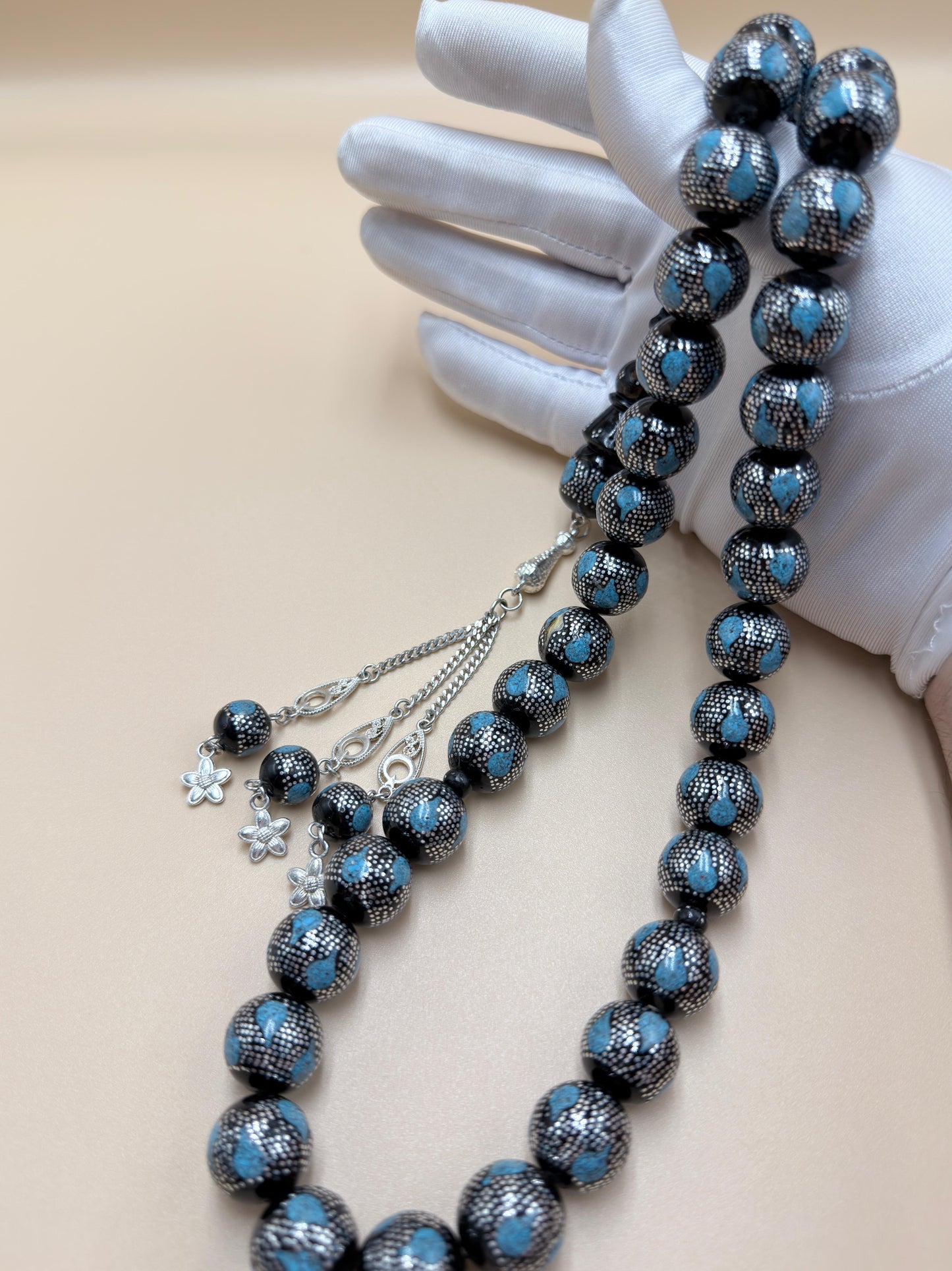 يسر بحر أحمر بتطعيم فضّة خالصة عيار 925، مع فيروز طبيعي، ومرفق بـ شرابة فضّة 925.
Red Sea Yusr inlaid with 925 sterling silver, featuring natural turquoise, completed with a 925 sterling silver tassel.