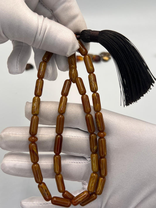 مسباح سندلوس قصة كبسولي، صنعة نظيفة ولمعته ثابتة.
Sandalwood tasbih with capsule-cut beads,.