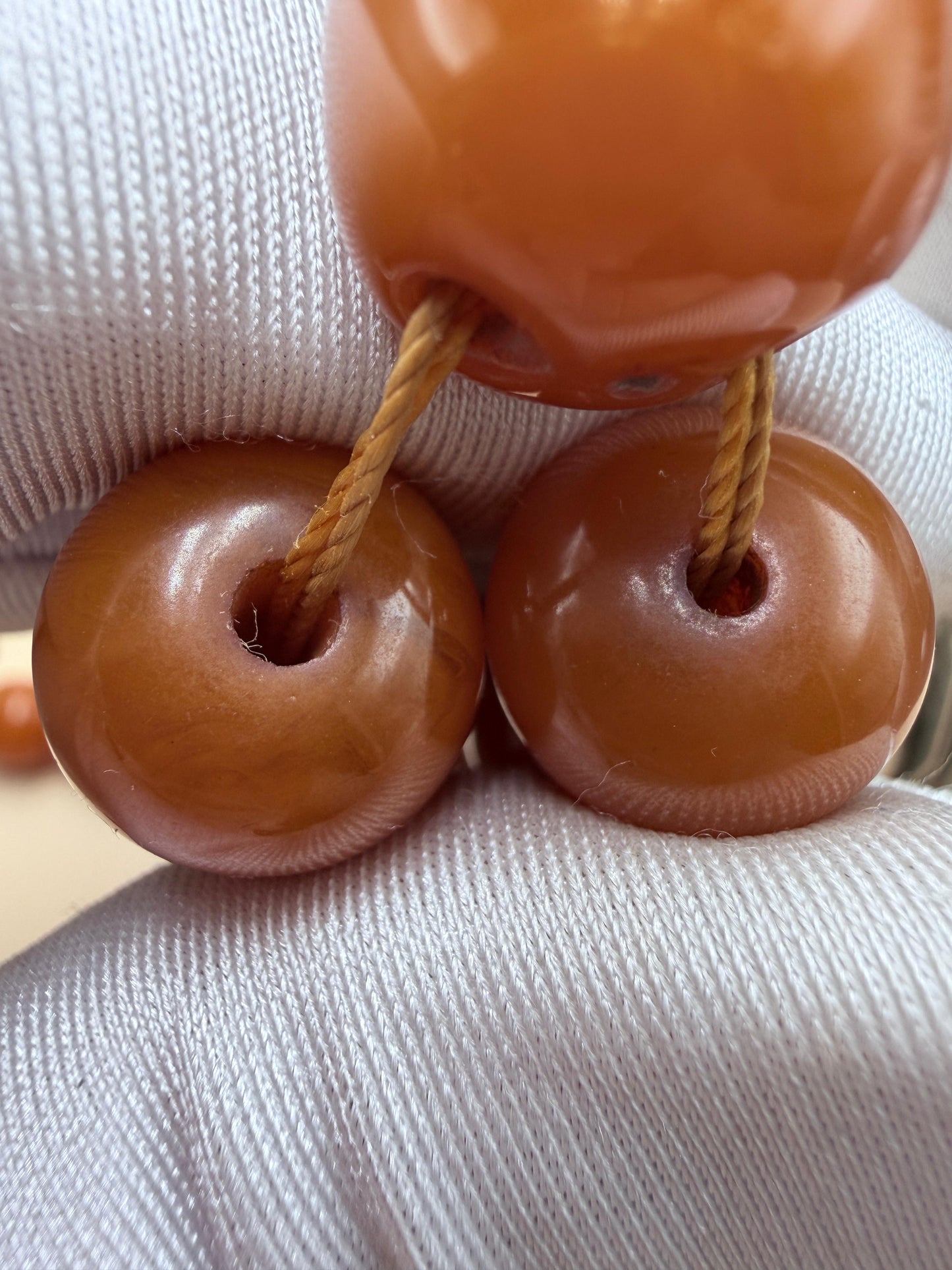 مسباح مسكي قديم، عرق أحمر، مع شرابة مميزة مزخرفة بالعملة العراقية القديمة وشرابة فضة عيار 500.