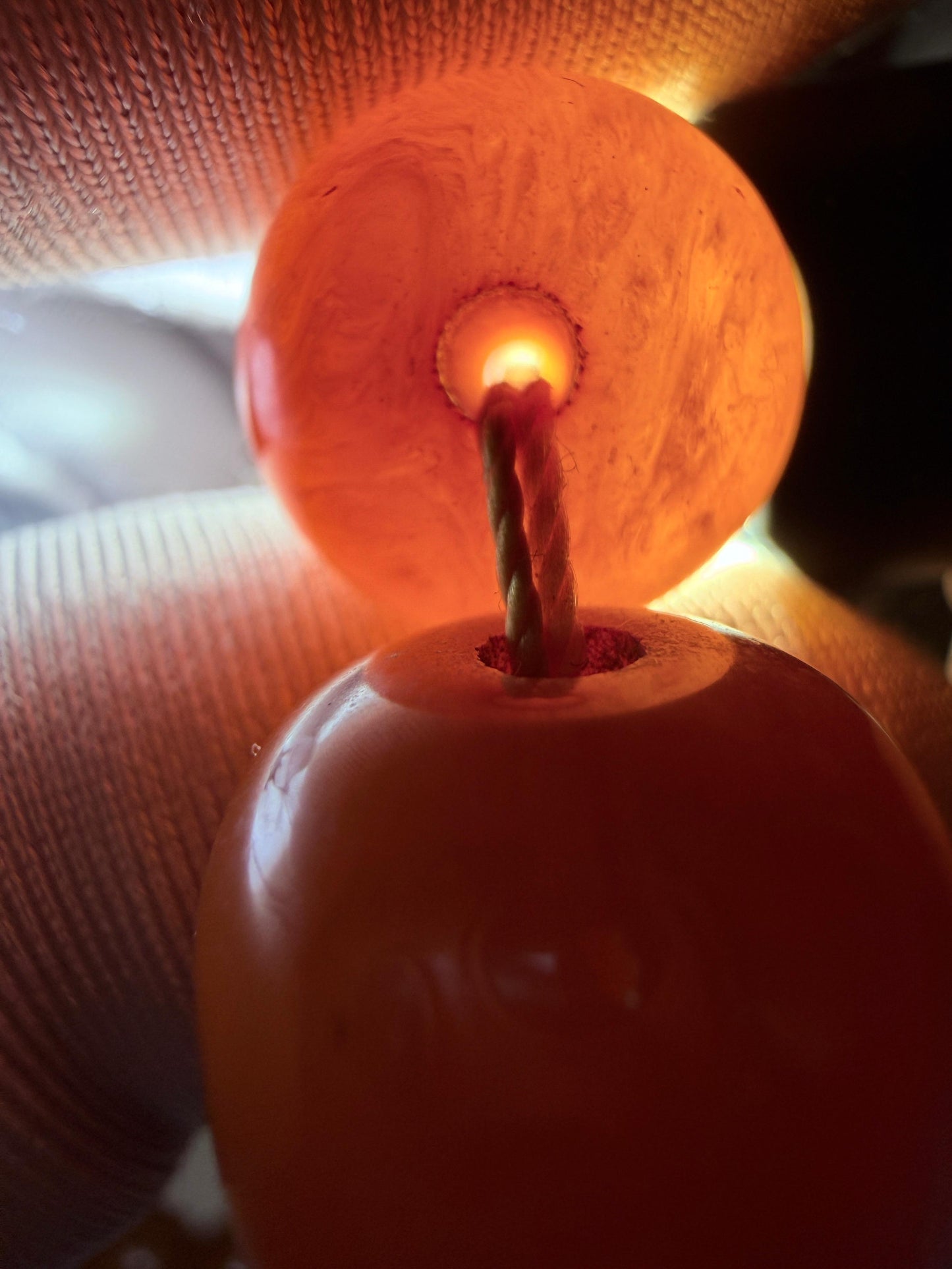 مسباح مسكي قديم، عرق أحمر، مع شرابة مميزة مزخرفة بالعملة العراقية القديمة وشرابة فضة عيار 500.