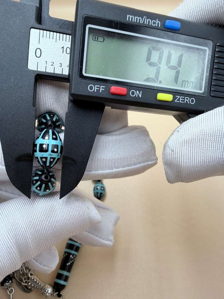 مسباح كوك، مطعّم قصدير وتراب حجر الفيروز.
Kuka Wood Misbah, Inlaid with Tin and Turquoise Stone Powder.