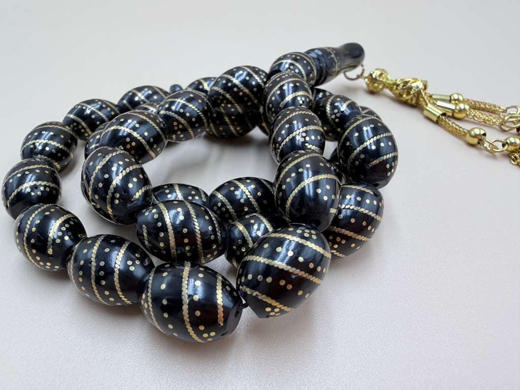 مسباح كوك، مطعّم سكروم، مع شرابة مطليّة ذهب عيار 24 Kuka Wood Misbah, Inlaid with Skroom, with 24K Gold-Plated Tassel.