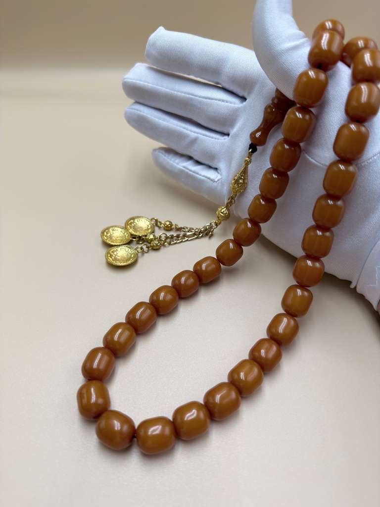 مسباح مسكي خام قديم، مع شرابة مطليّة ذهب 24K. Old Raw Musk Misbah with 24K Gold-Plated Tassel.