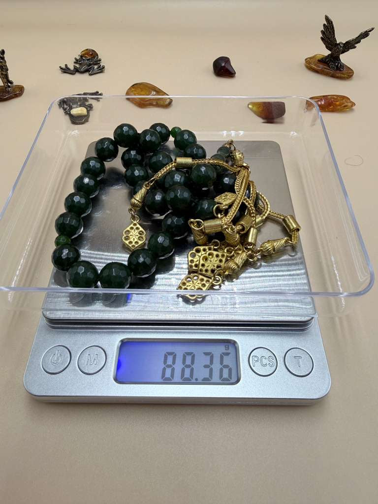 مسباح حجر الحظ الصيني مع شرّابة مطليةChinese Lucky Stone Misbaha with gold-plated tassel.