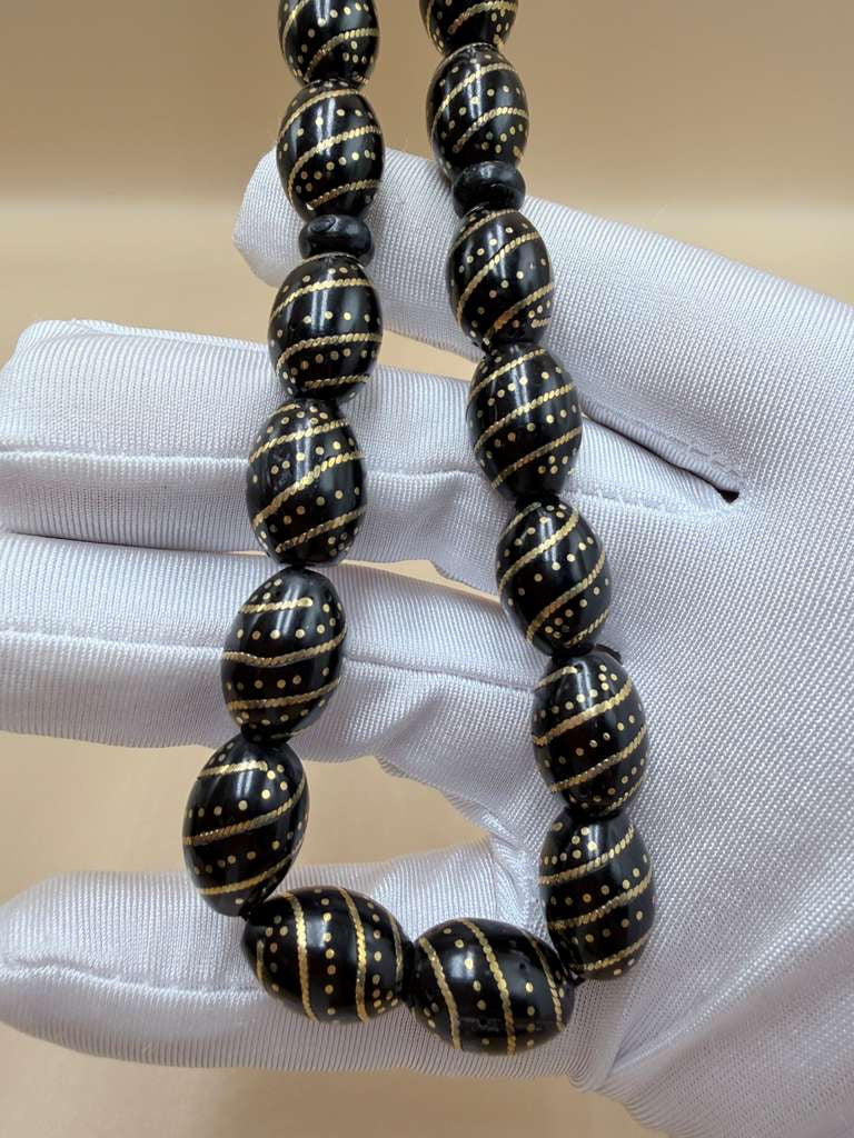 مسباح كوك، مطعّم سكروم، مع شرابة مطليّة ذهب عيار 24 Kuka Wood Misbah, Inlaid with Skroom, with 24K Gold-Plated Tassel.