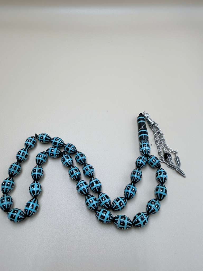 مسباح كوك، مطعّم قصدير وتراب حجر الفيروز.
Kuka Wood Misbah, Inlaid with Tin and Turquoise Stone Powder.