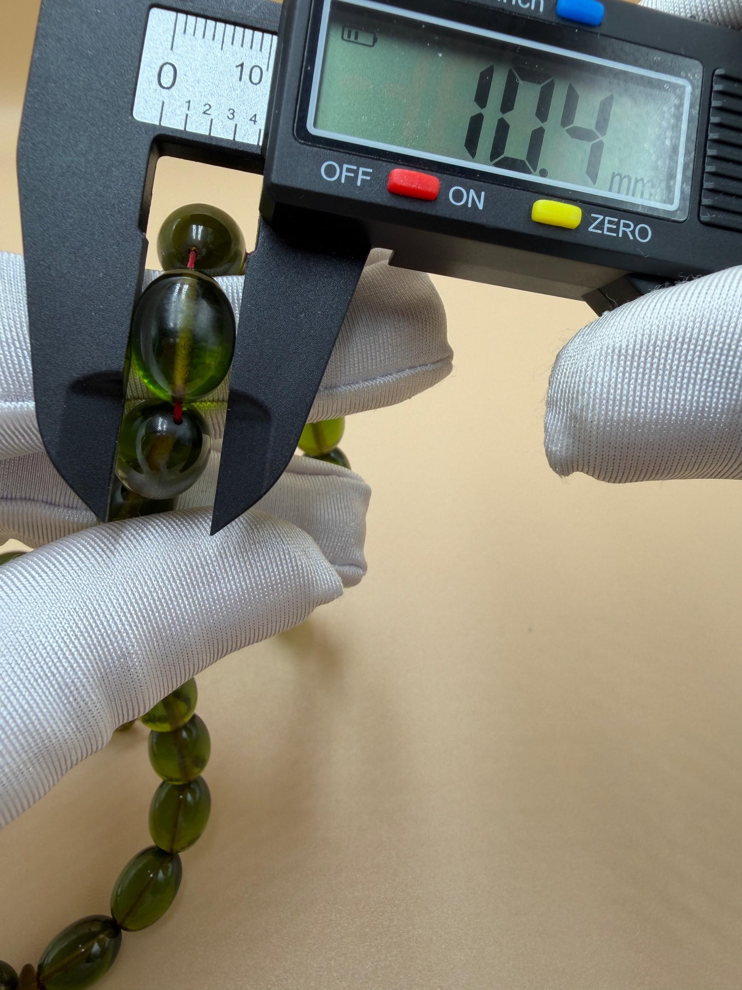 مسباح سندلوس شفاف نفطي، مع شاهد مميّز منقوش. Transparent Oily Sandalwood Misbah with a Distinctively Engraved Marker.