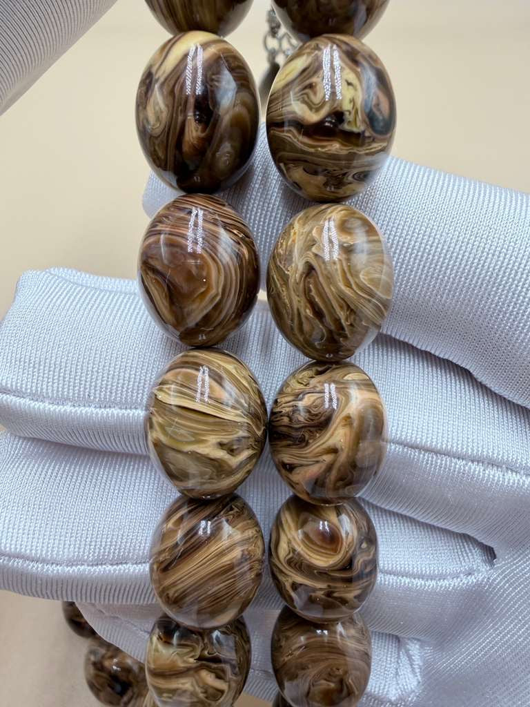 مسباح مسكي خام عصي (دبس وراشي) مع شرّابة فضة عيار ٥٠٠. Raw Musk Misbaha (Dibs & Wrashi sticks) with a 500 silver tassel.